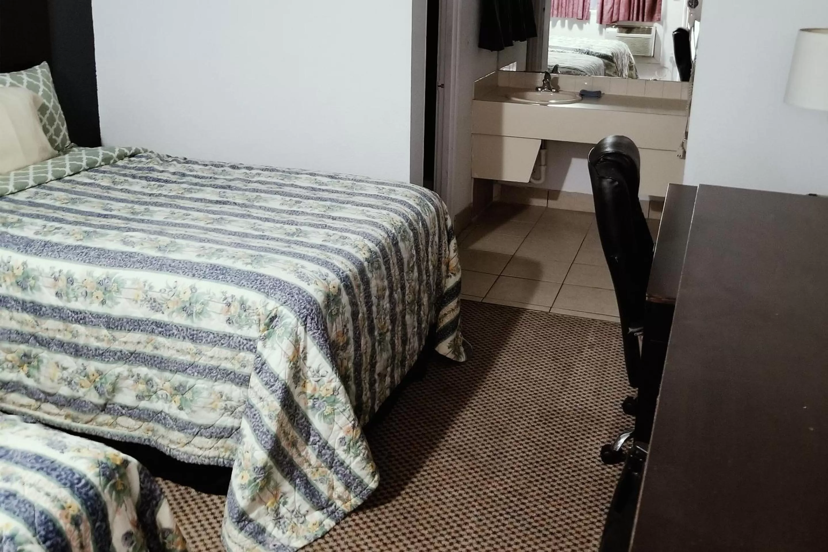 Bed in Sky-Palace Inn & Suites Hutchinson