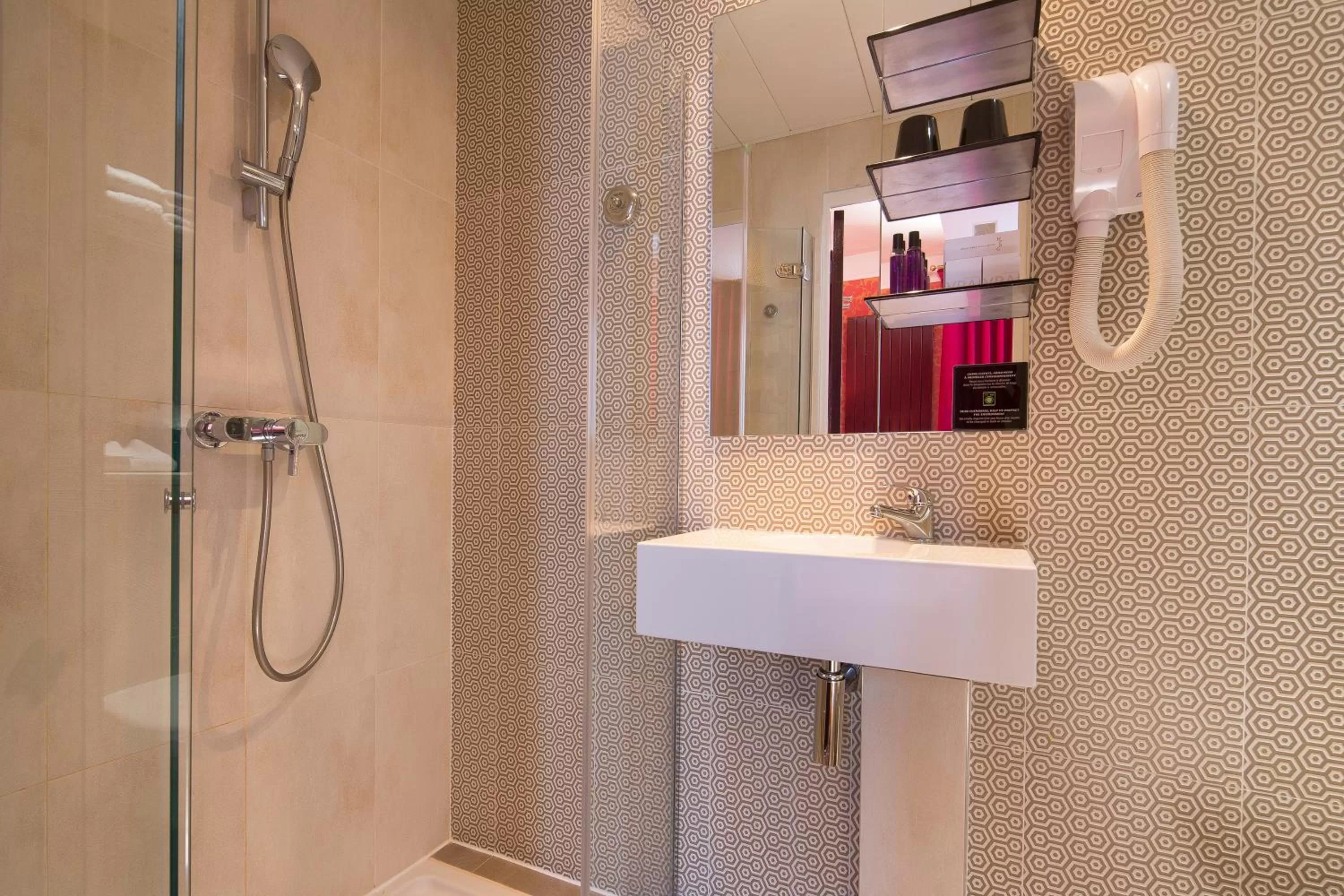 Shower in Hotel Design Sorbonne