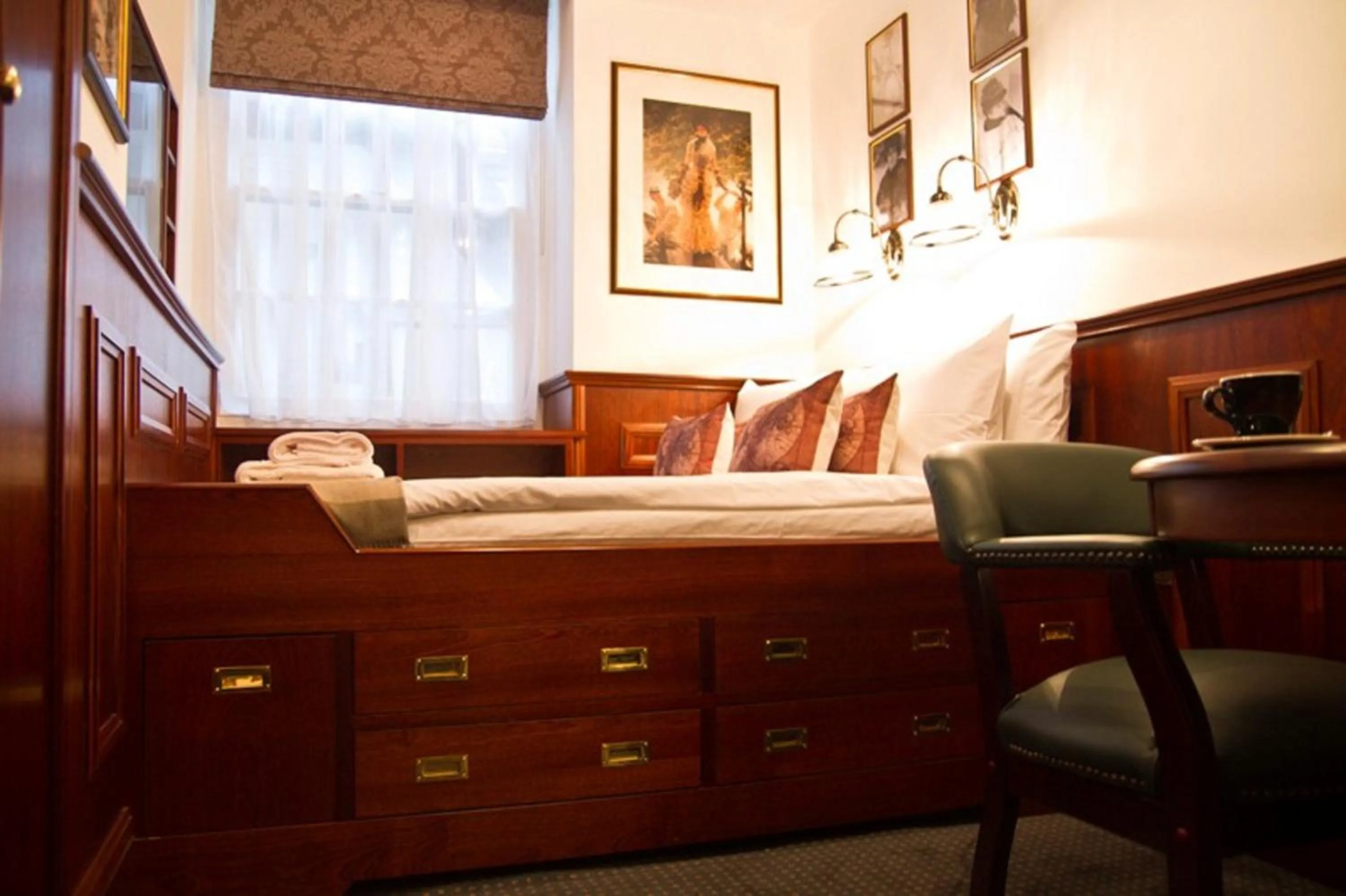 Bedroom, Bed in Regency House Hotel