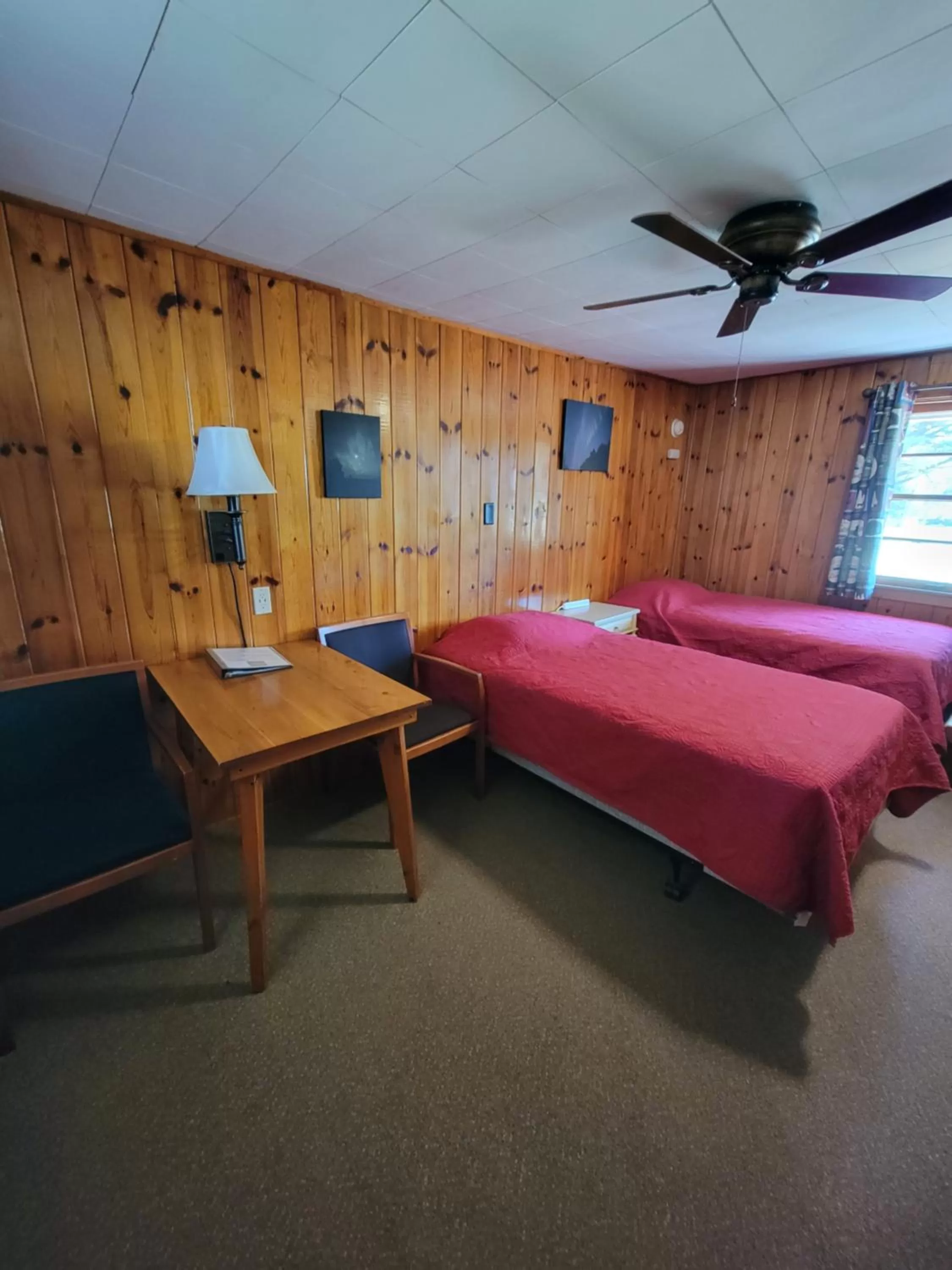 Bed in Two Rivers Motel and Cabins of Kenton, MI