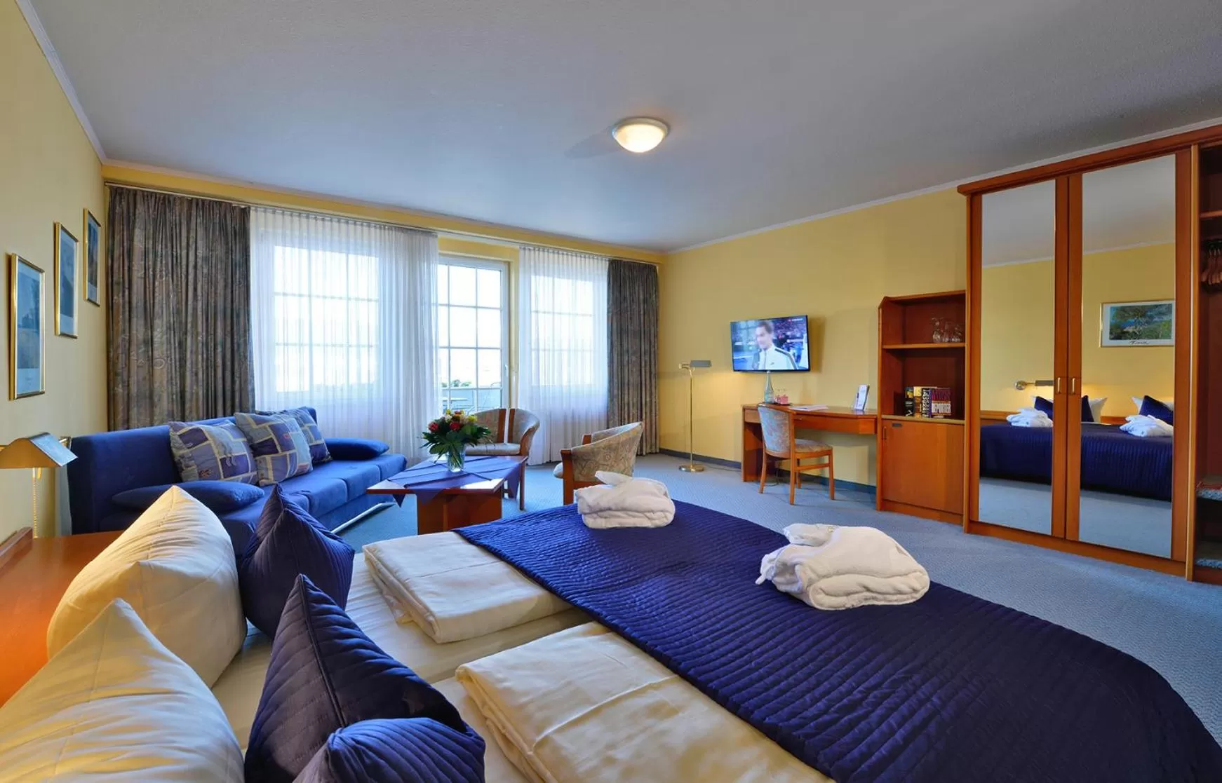 Bed in Rheinhotel Vier Jahreszeiten Bad Breisig