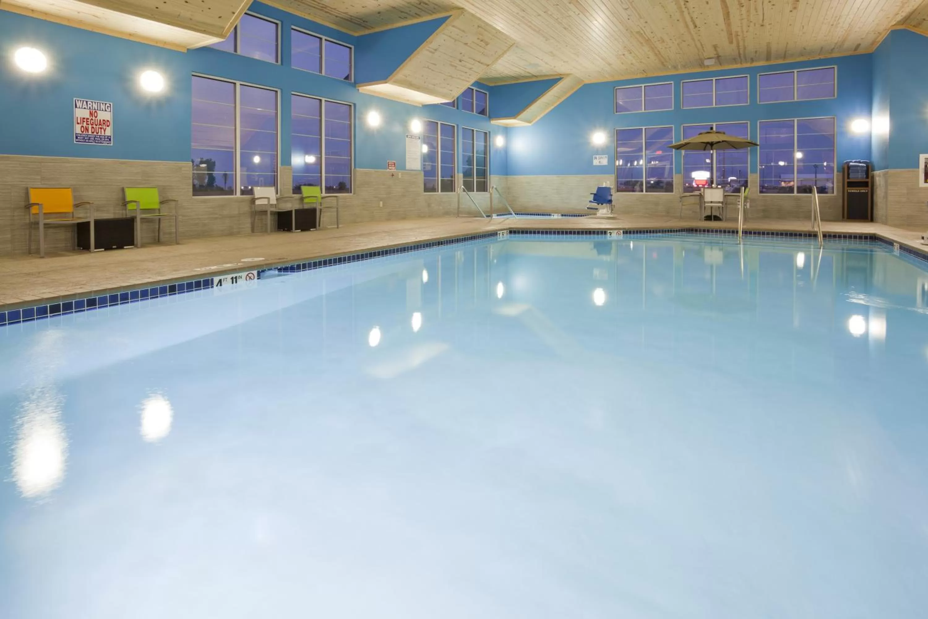 Swimming pool in Gateway Park Hotel and Suites - Sioux Falls -Tea