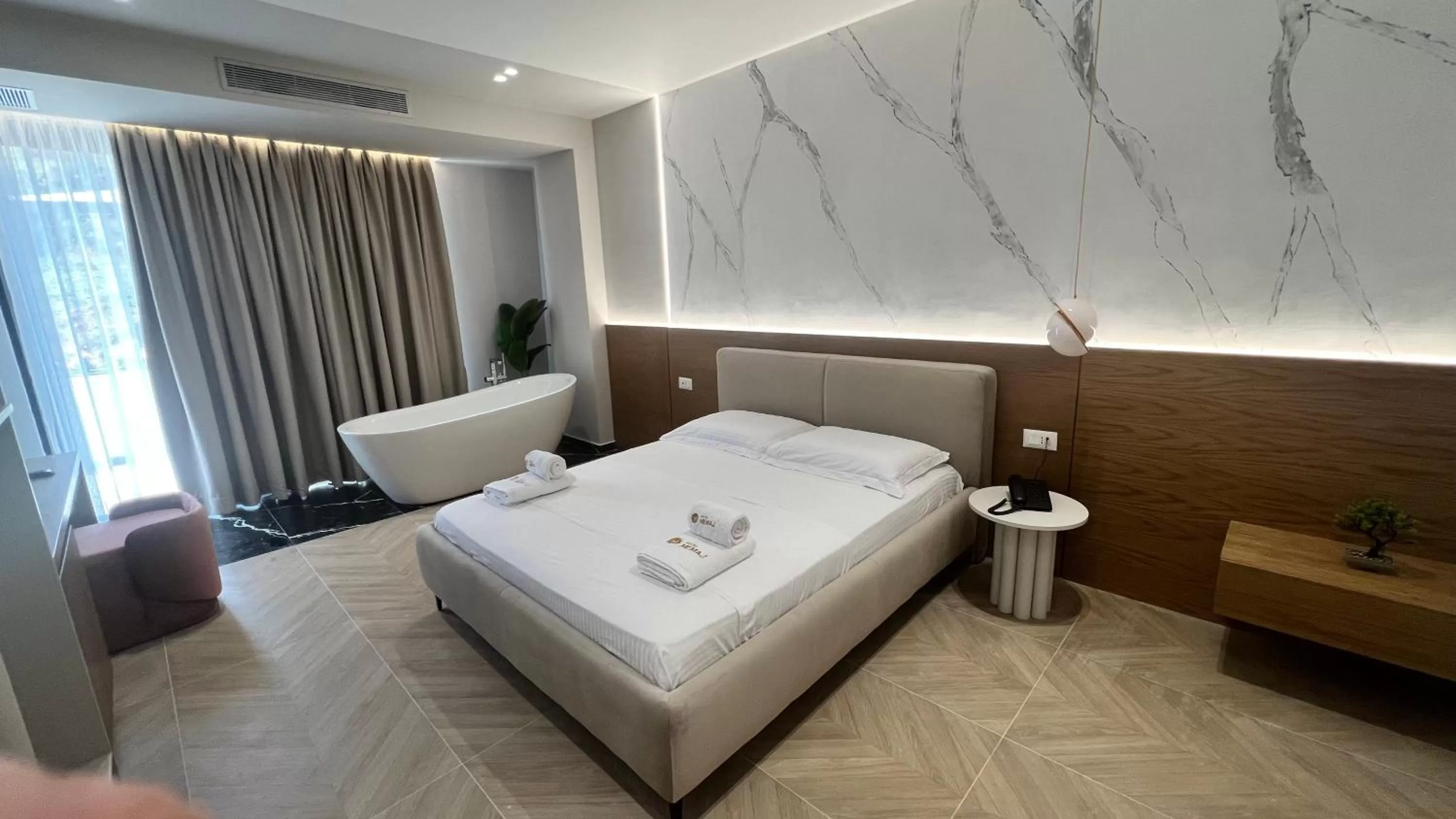 Bathroom, Bed in Hotel Memaj