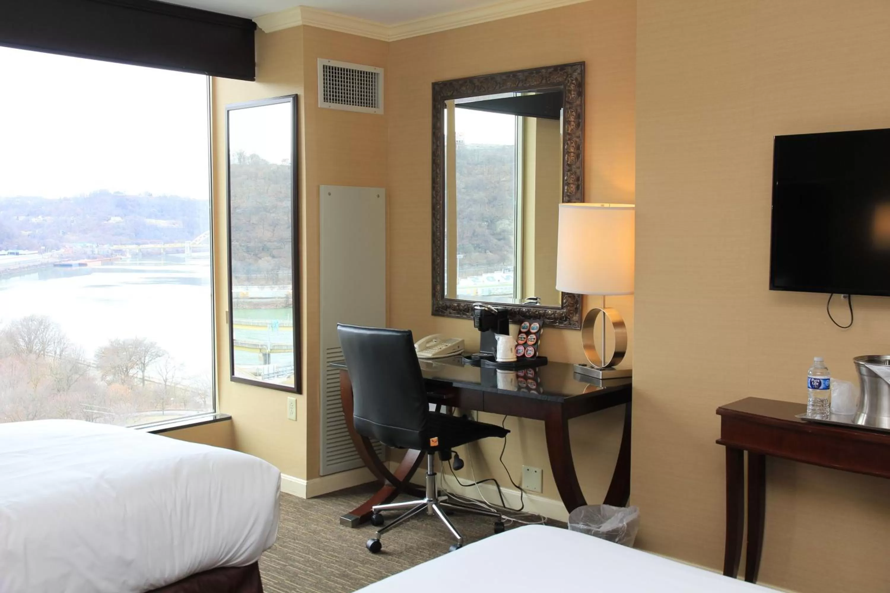 TV and multimedia, Bed in Wyndham Grand Pittsburgh