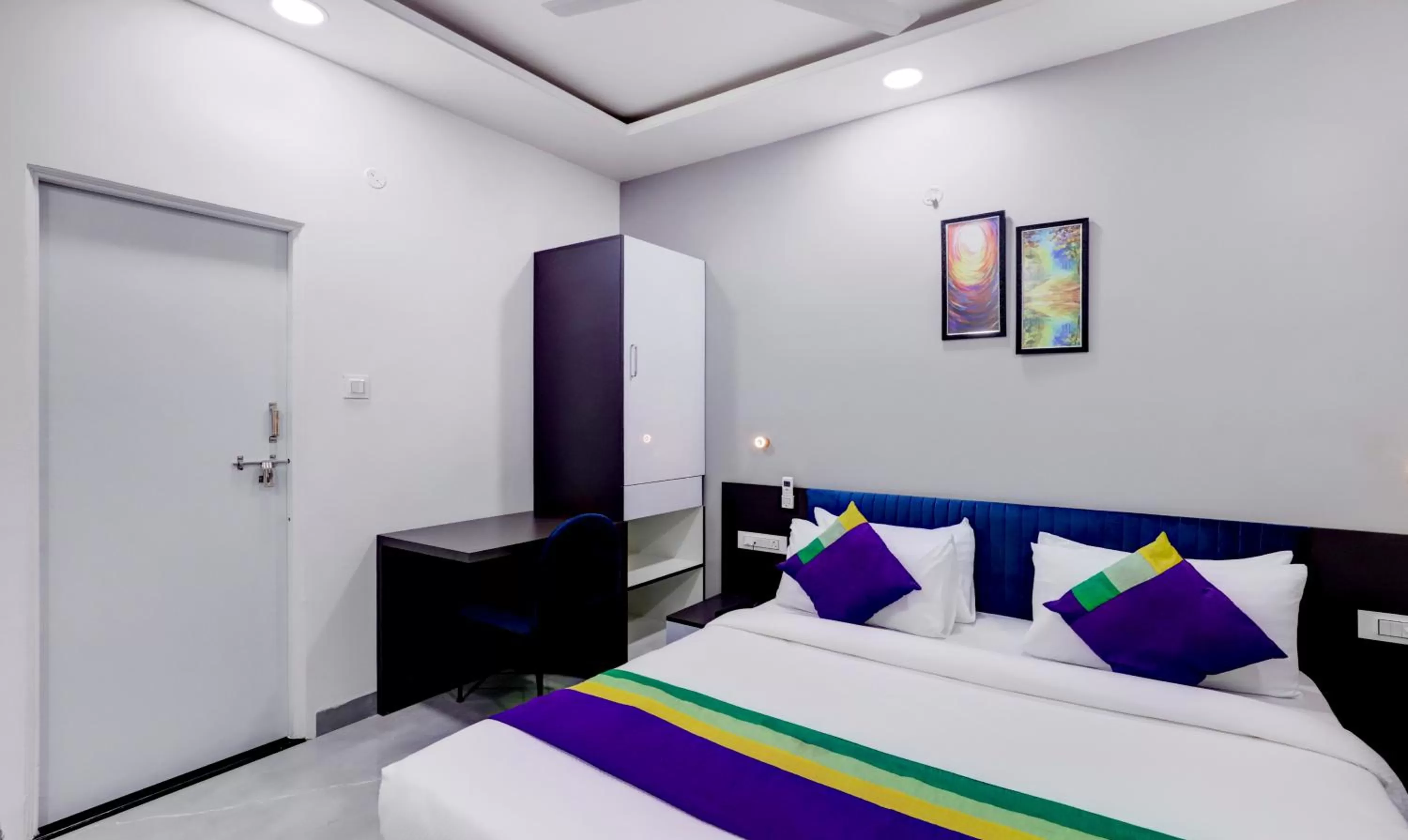 Bed in Treebo Trend Finesta Suites Wardha Road