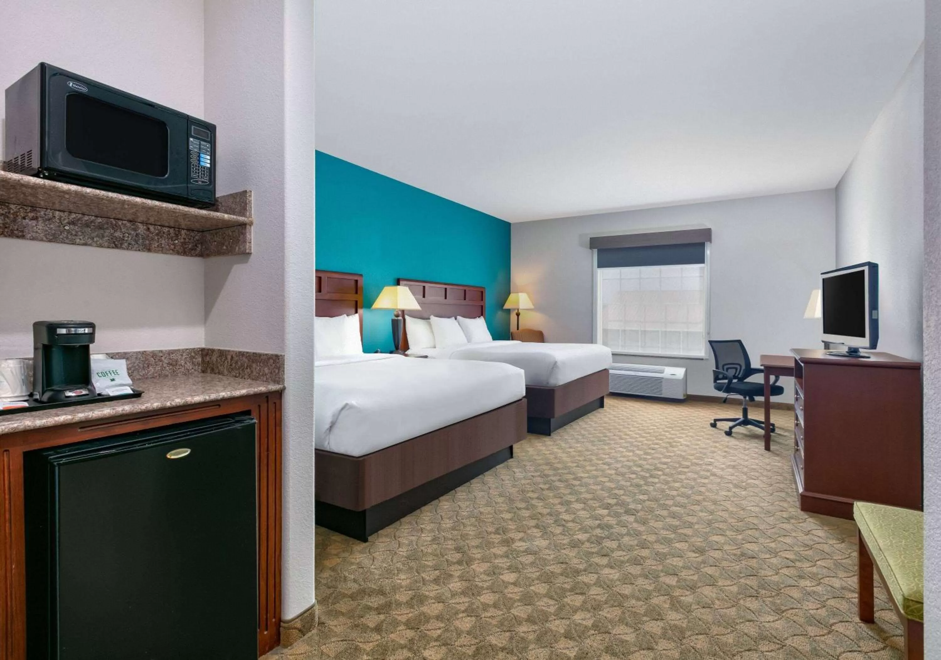 Photo of the whole room, Bed in Baymont Inn & Suites by Wyndham Glen Rose