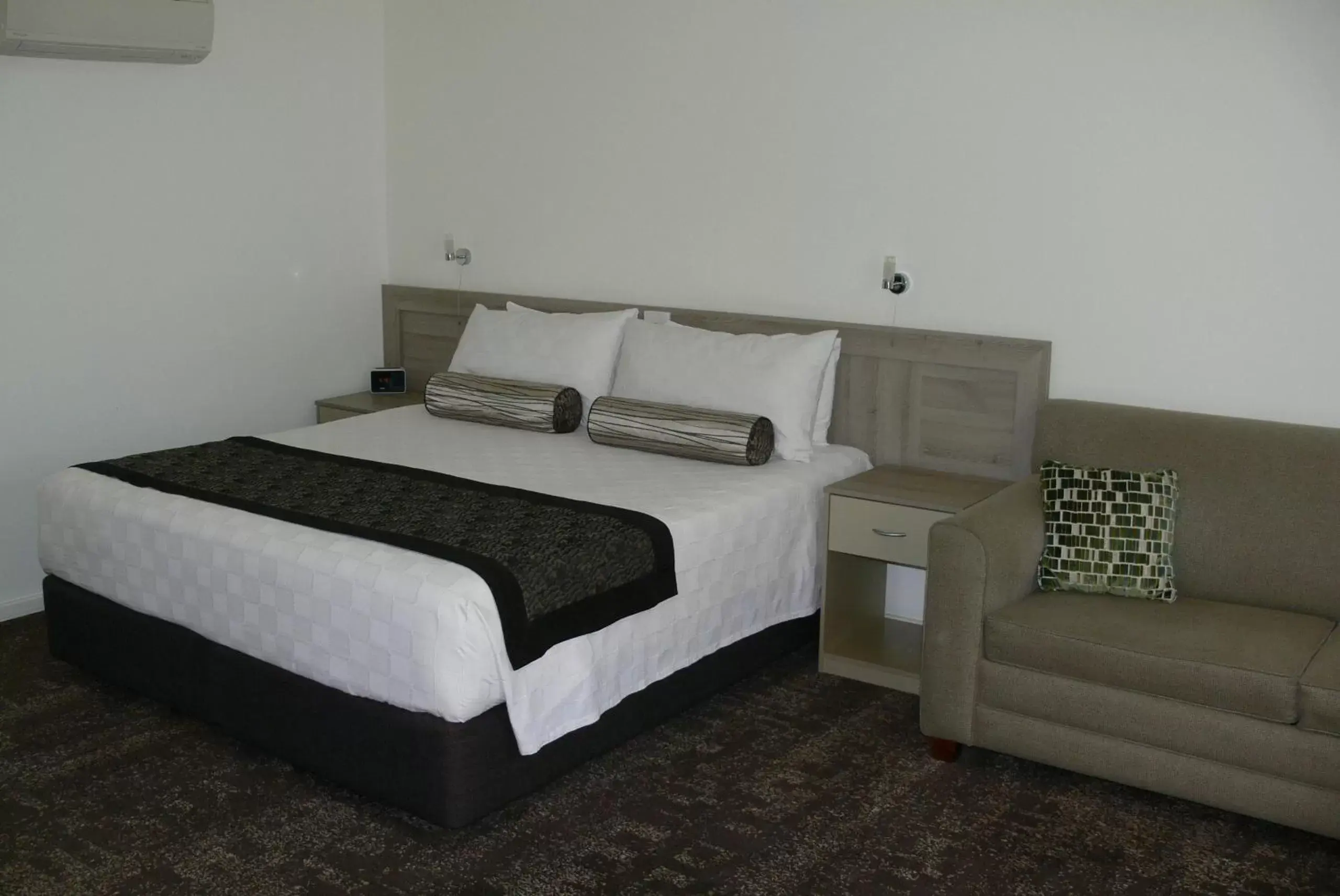 Executive King Room with Spa Bath in Springs Mittagong Executive King Room with Spa Bath in Springs Mittagong