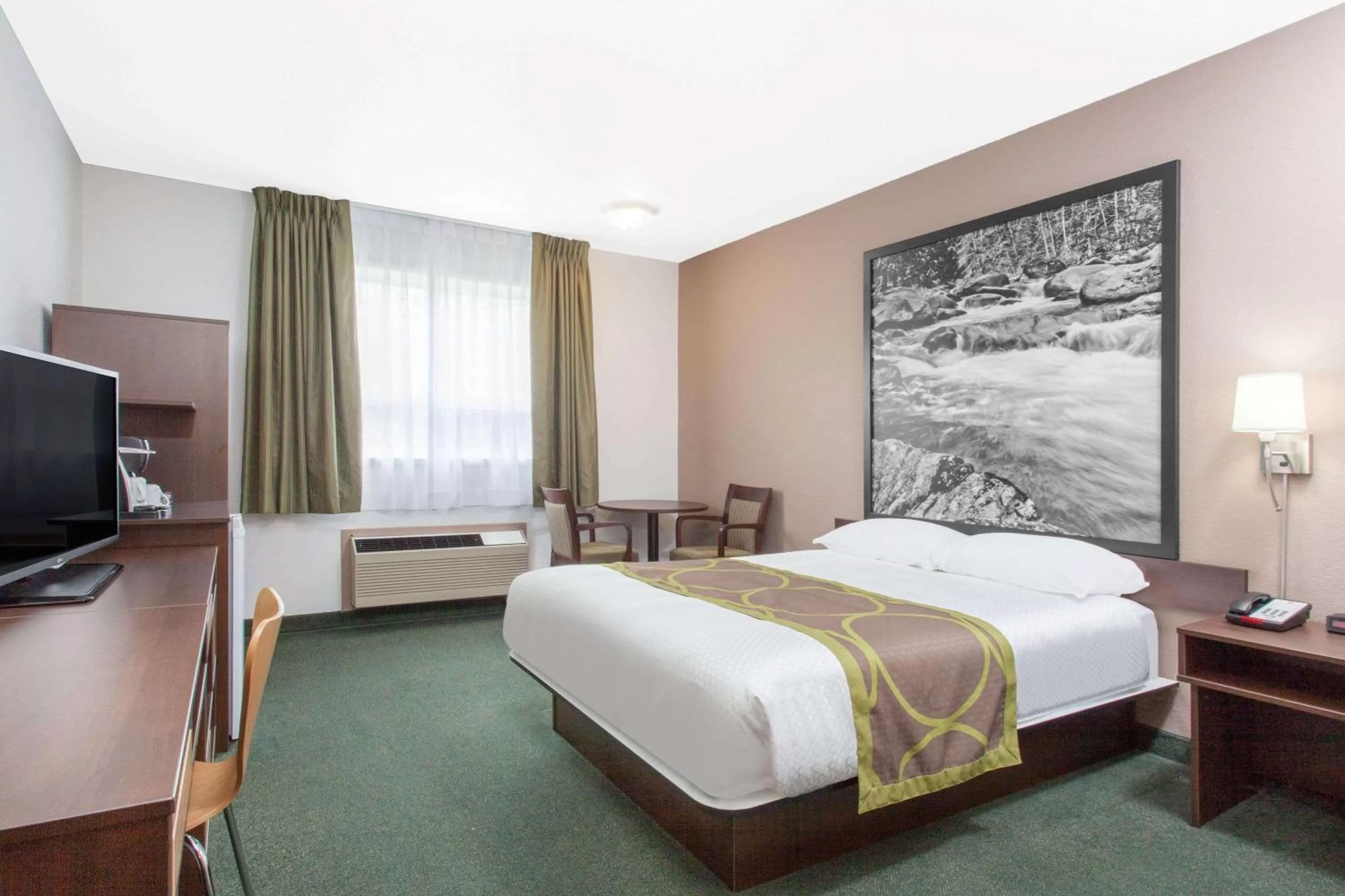 Photo of the whole room, Bed in Super 8 by Wyndham Kenora