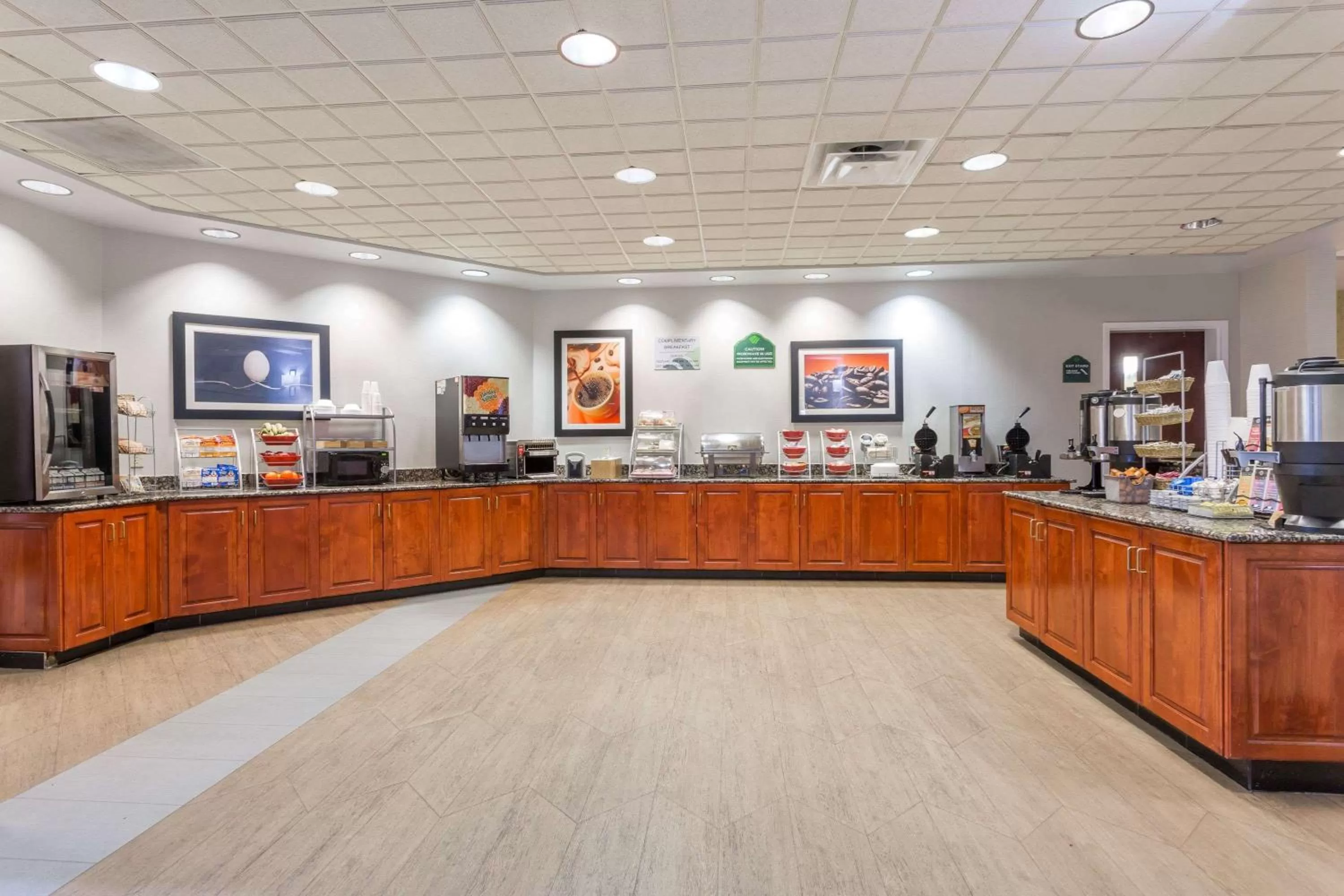 Dining area in Wingate by Wyndham Chesapeake
