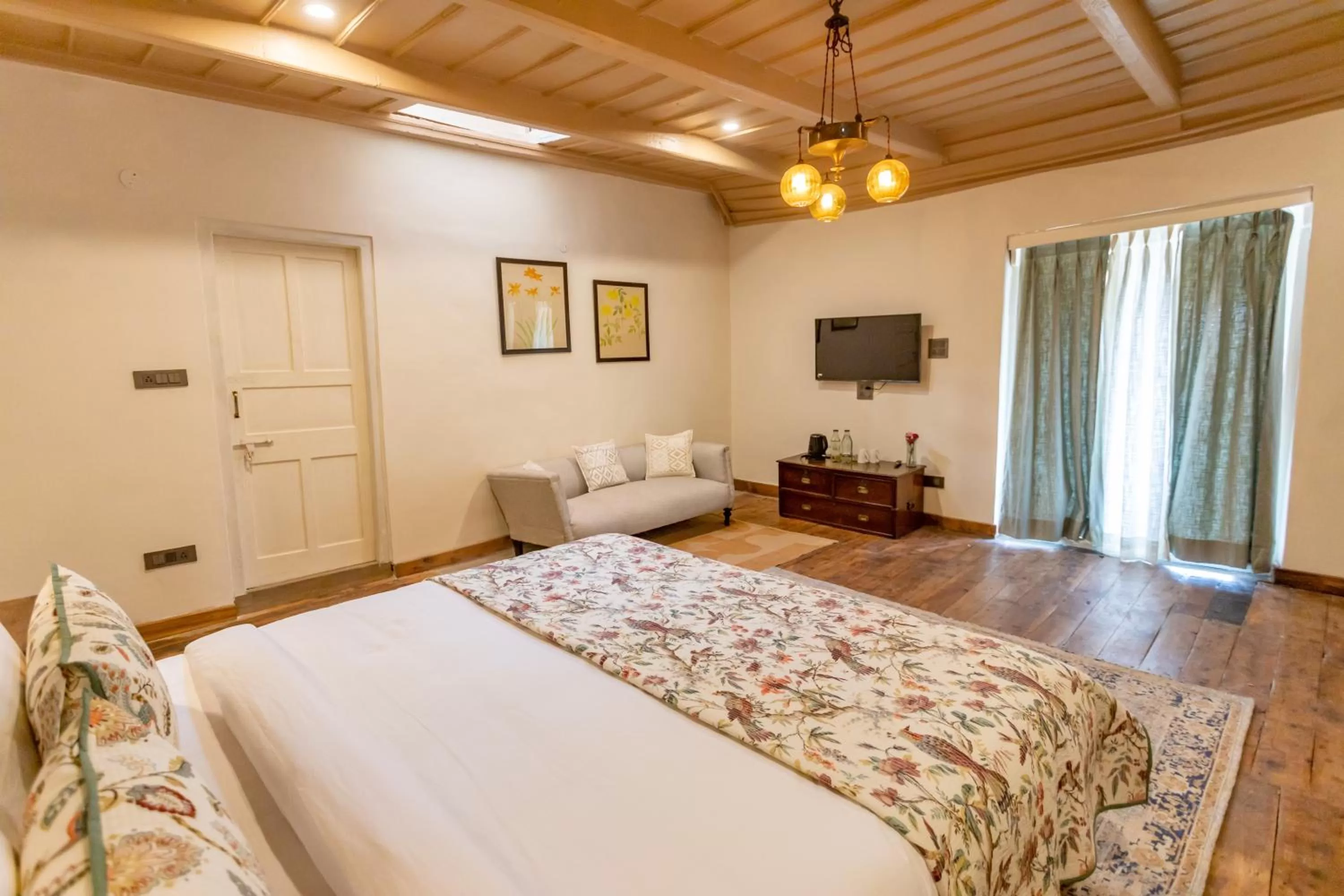 Photo of the whole room, Bed in Seclude Shimla, Taraview