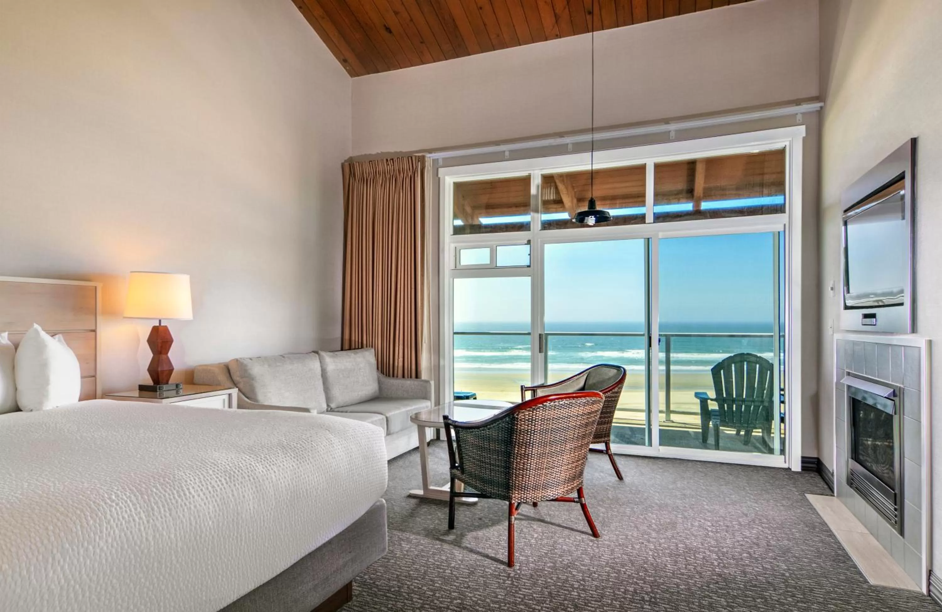 Photo of the whole room, Bed in Hallmark Resort - Newport