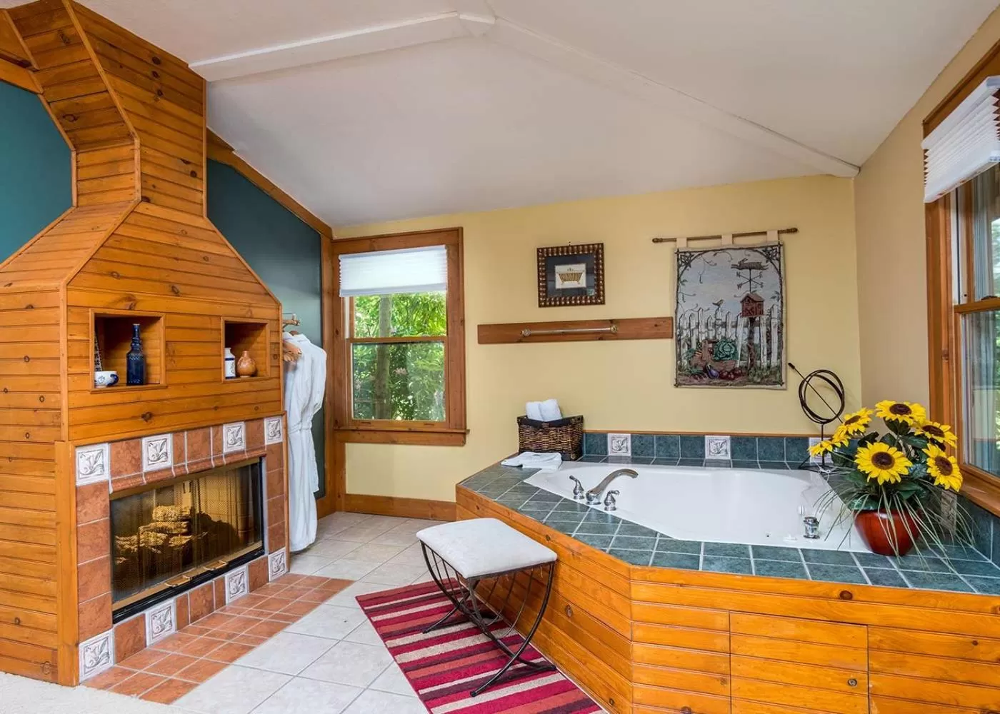 Hot Tub in Highland Lake Inn & Resort - Flat Rock