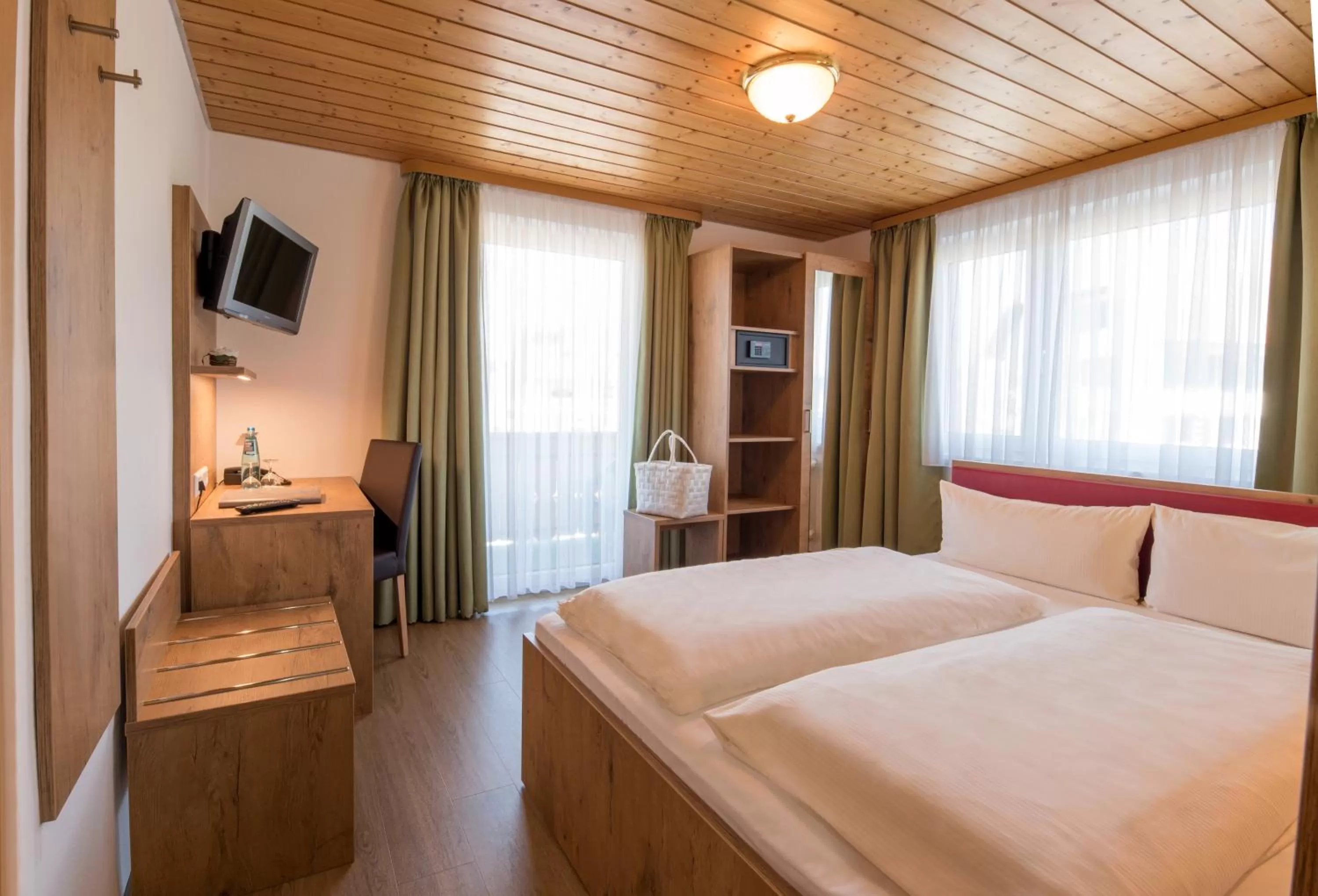 Photo of the whole room, Bed in Wellnesshotel Sonnenhof & Sonnhalde