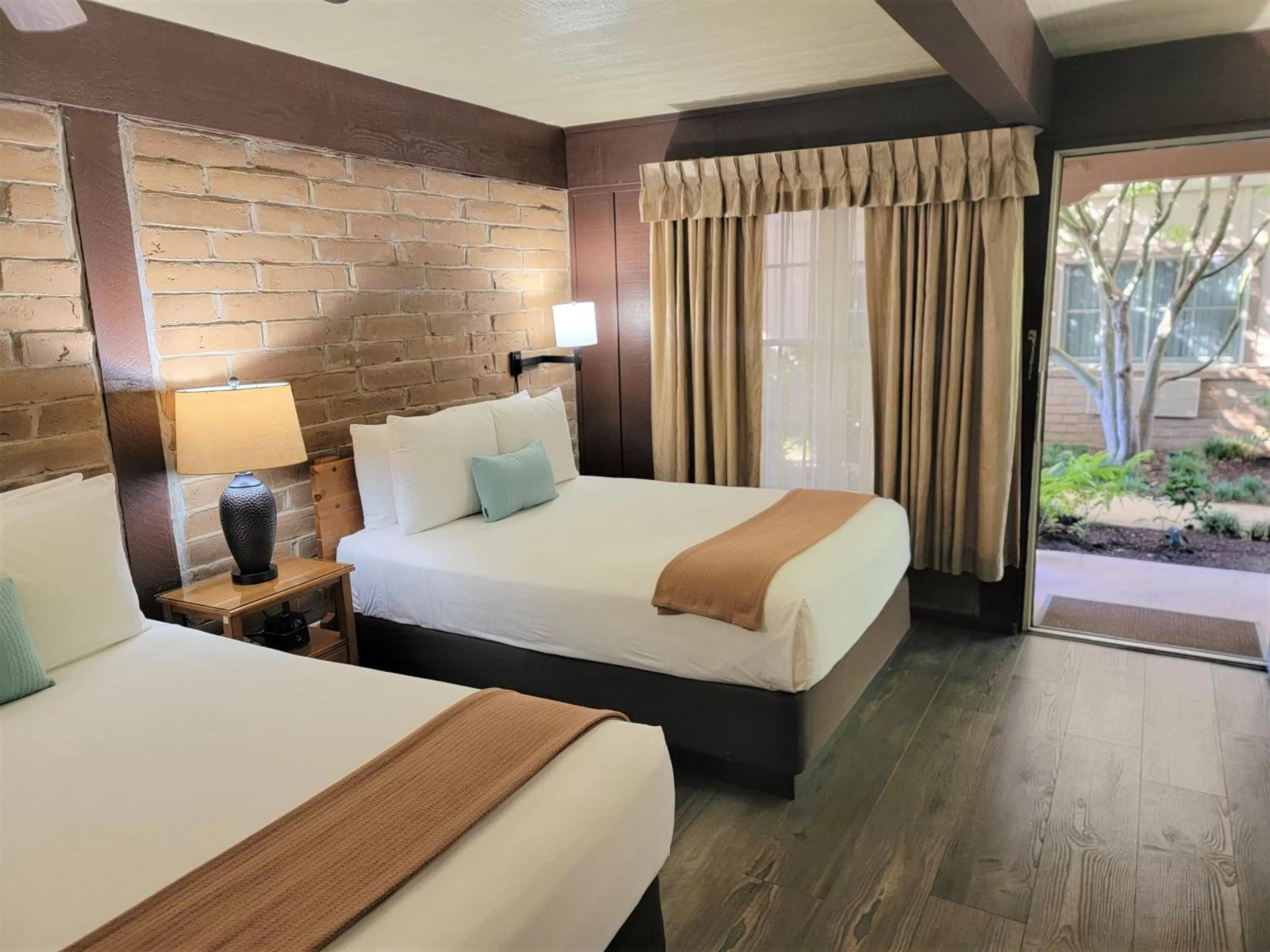 Double Room with Two Double Beds - Disability Access in El Pueblo Inn