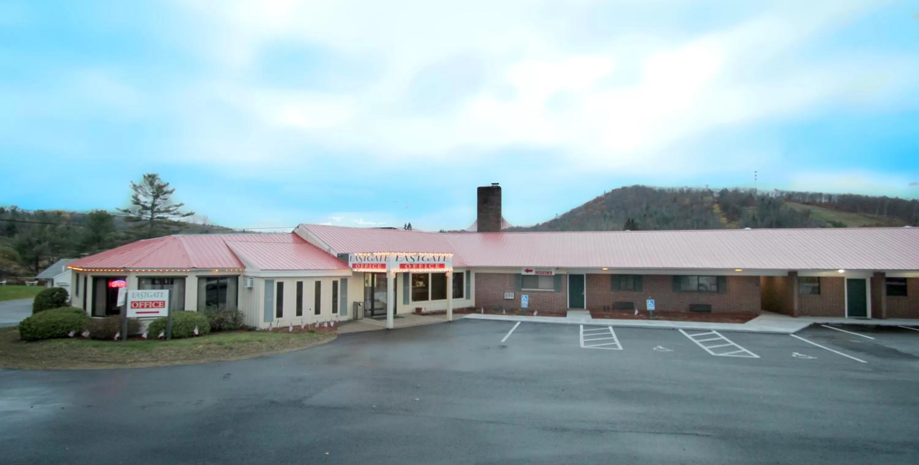 Facade/entrance in EastGate Inn