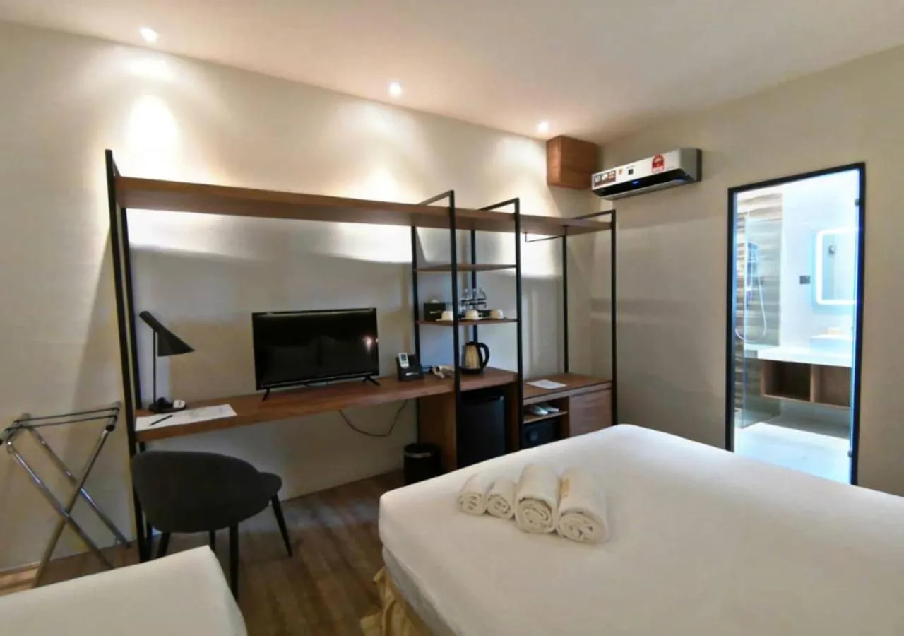 TV and multimedia, Bed in Roxy Hotel Padungan