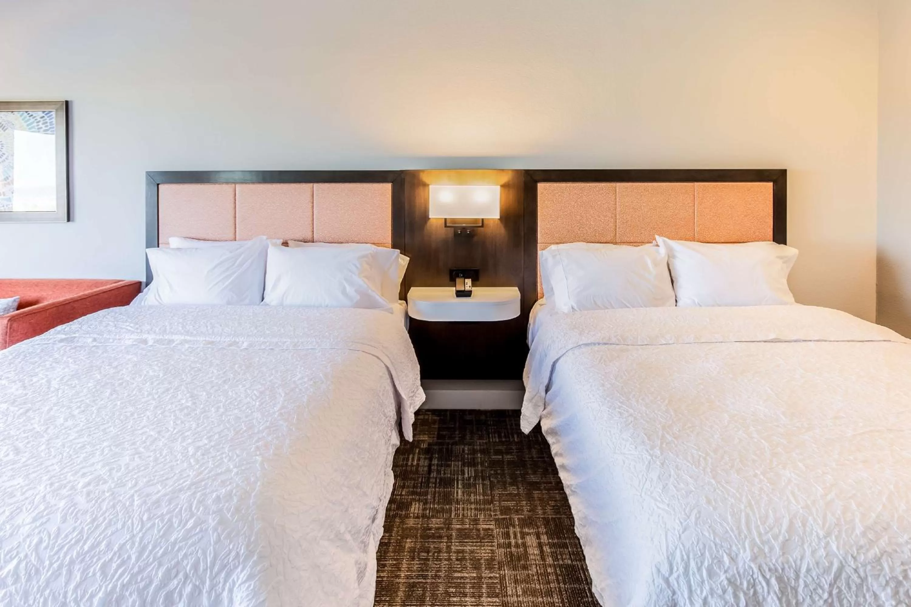 Living room, Bed in Hampton Inn Pensacola Beach