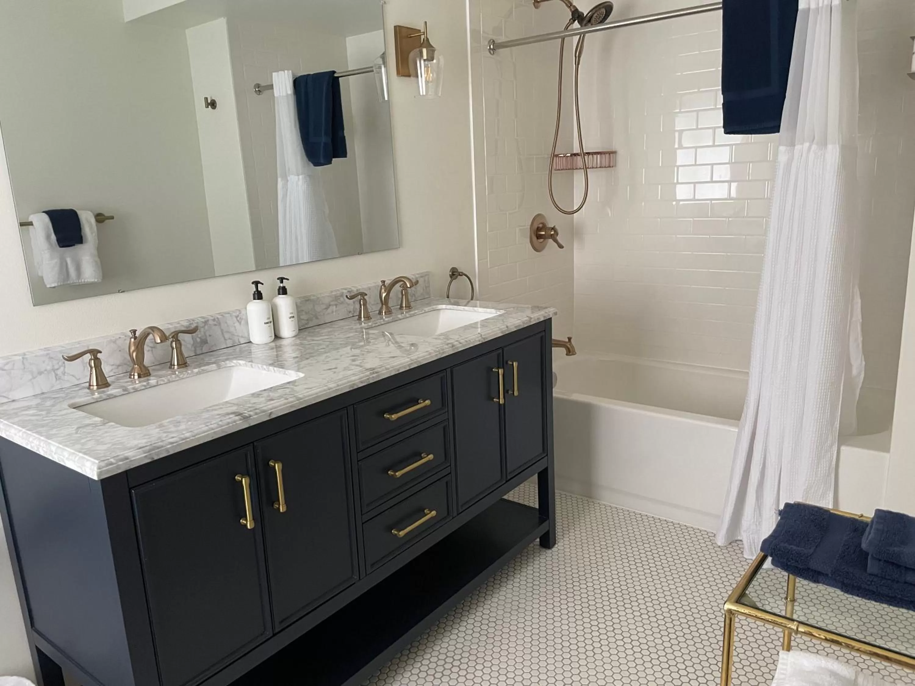 The Argus Hotel & Cocktail Lounge