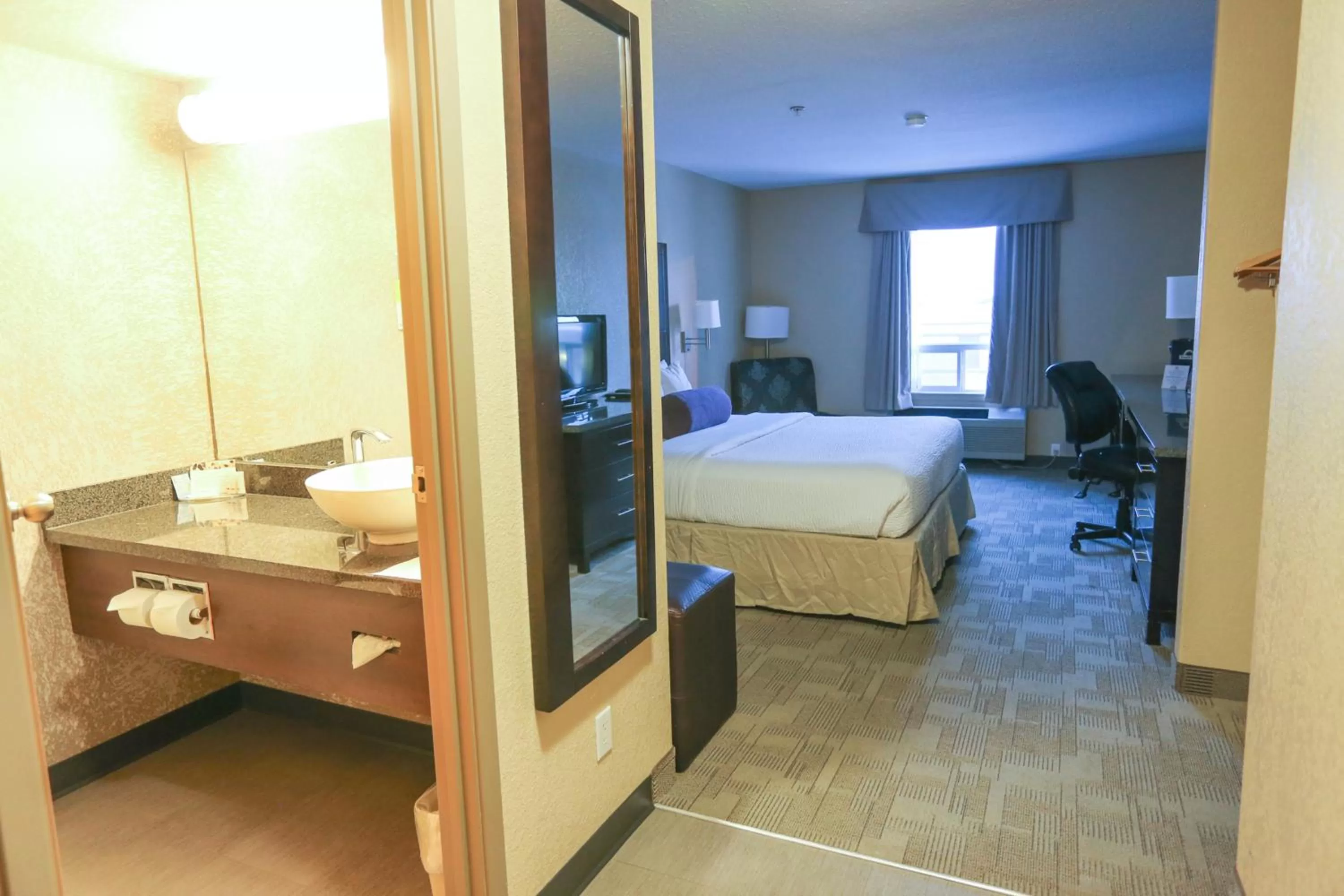Bedroom, Bed in Days Inn by Wyndham Calgary Airport