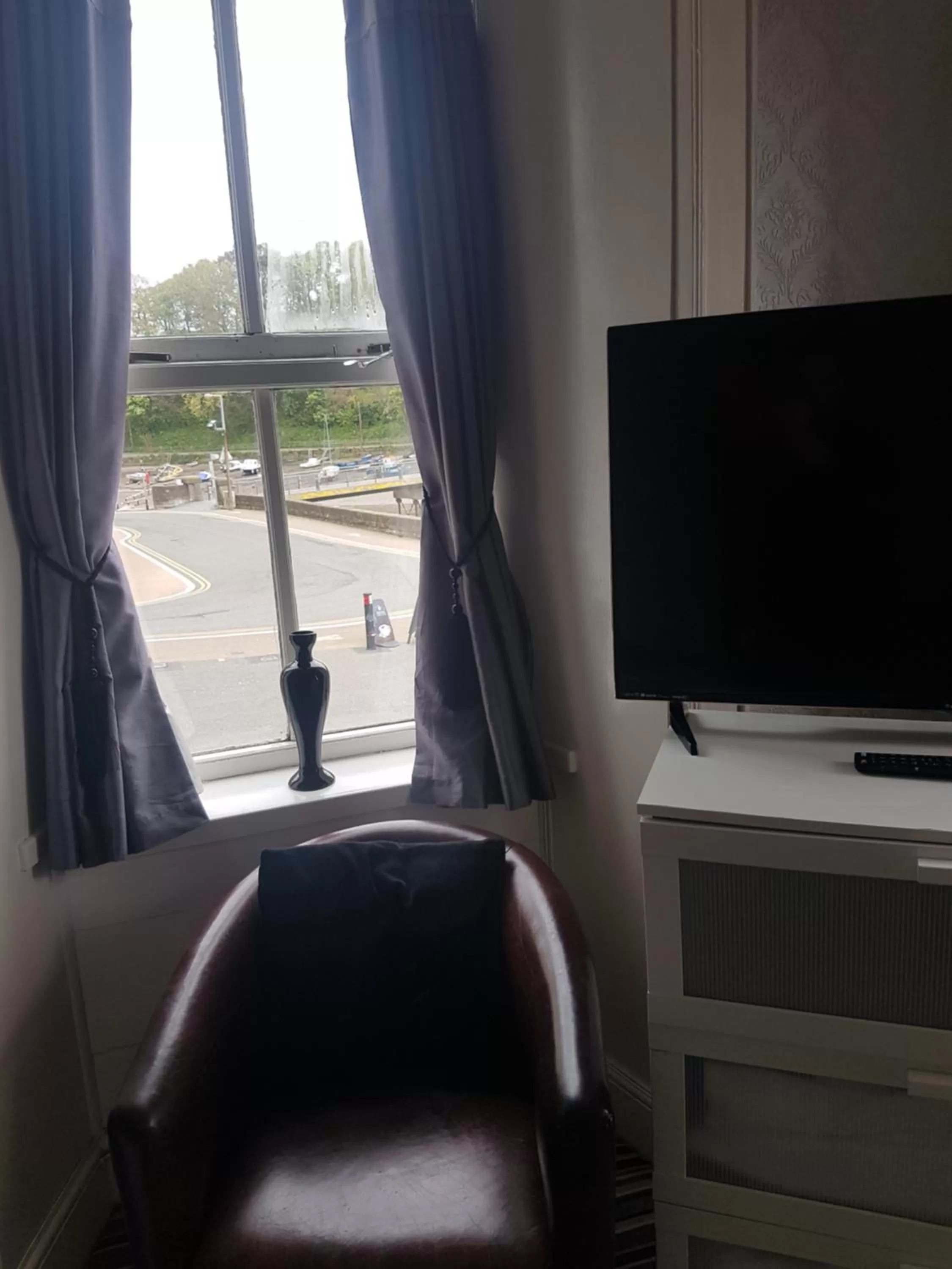 Bathroom, TV/Entertainment Center in Anglesey Arms