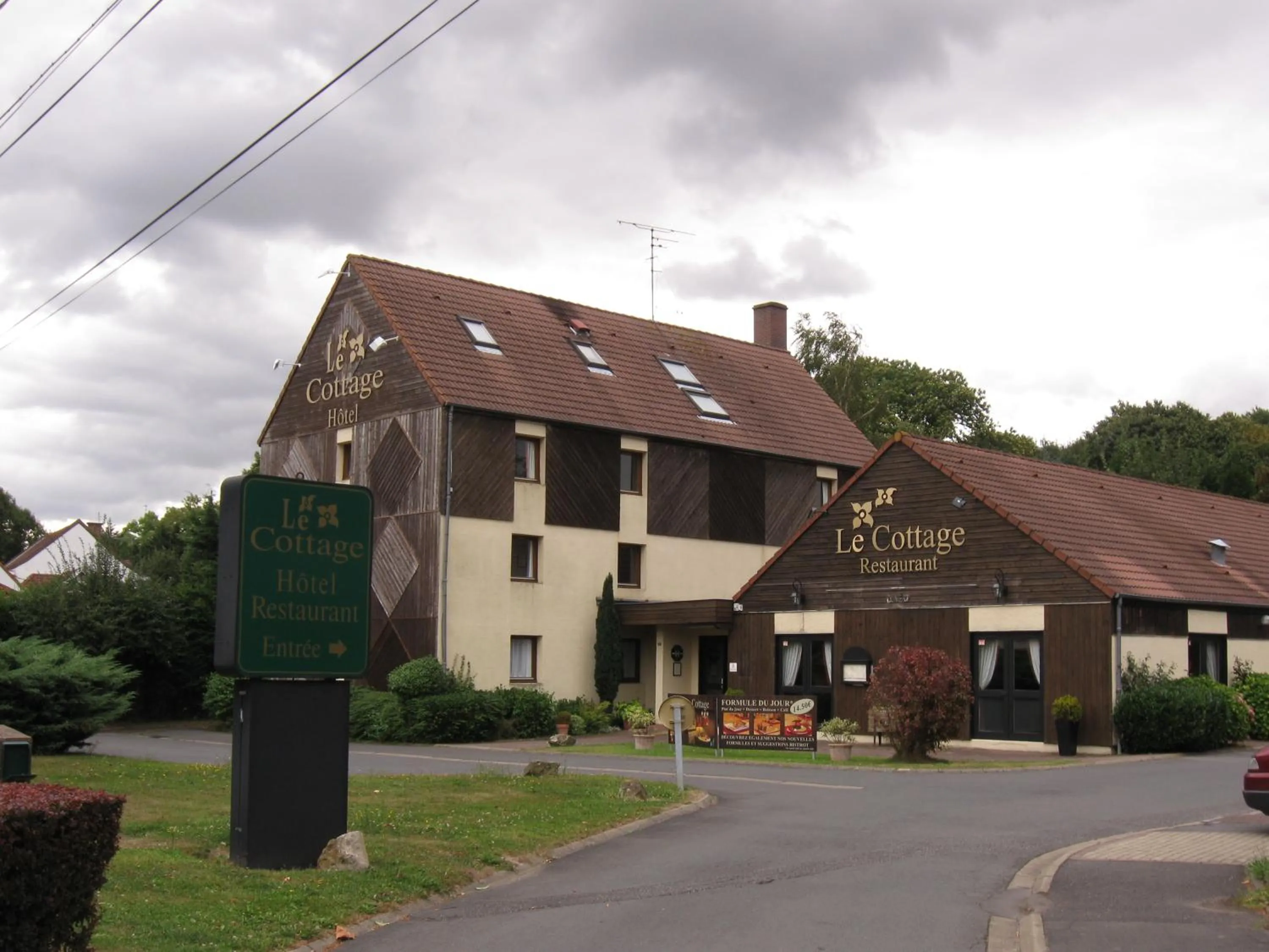 Facade/entrance in The Originals City, Le Cottage Hôtel, Bruay-la-Buissière