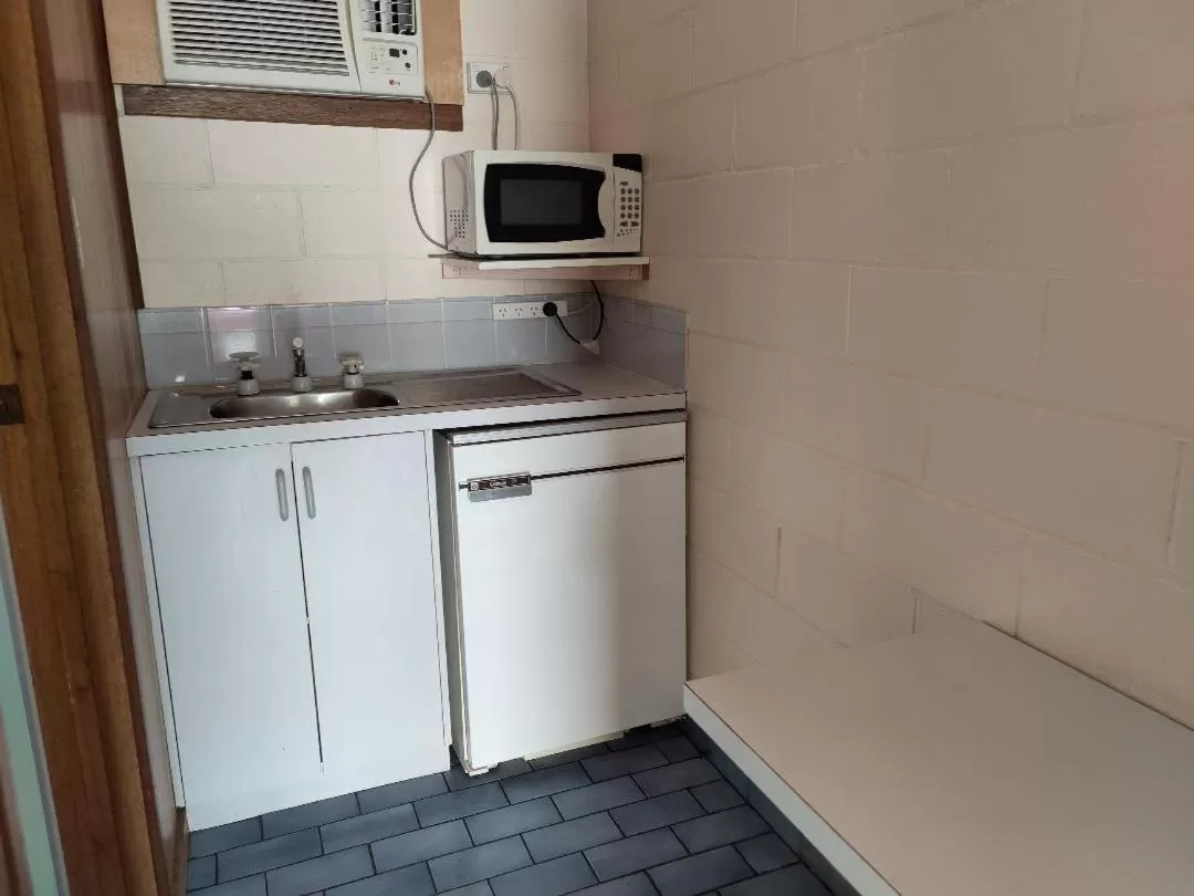 Kitchen or kitchenette, Kitchen/Kitchenette in Yarragon Motel