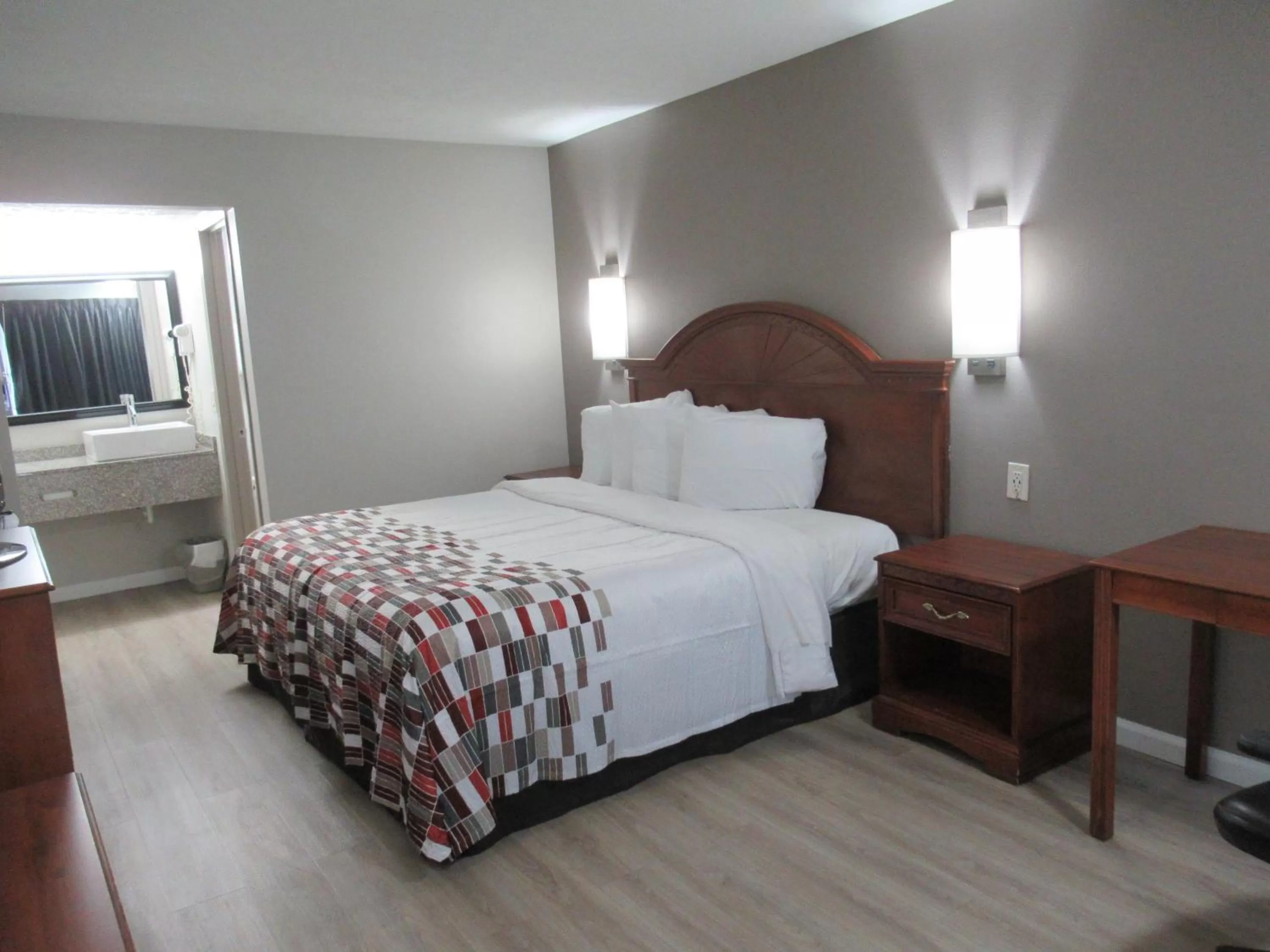 Superior King Room Disability Access Non-Smoking in Red Roof Inn Walton - Richwood