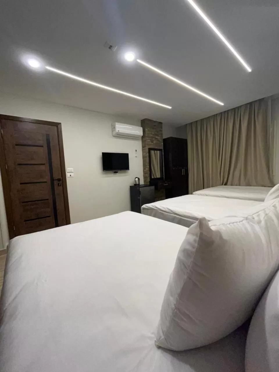 Family, Bed in Crowne Pyramids view inn