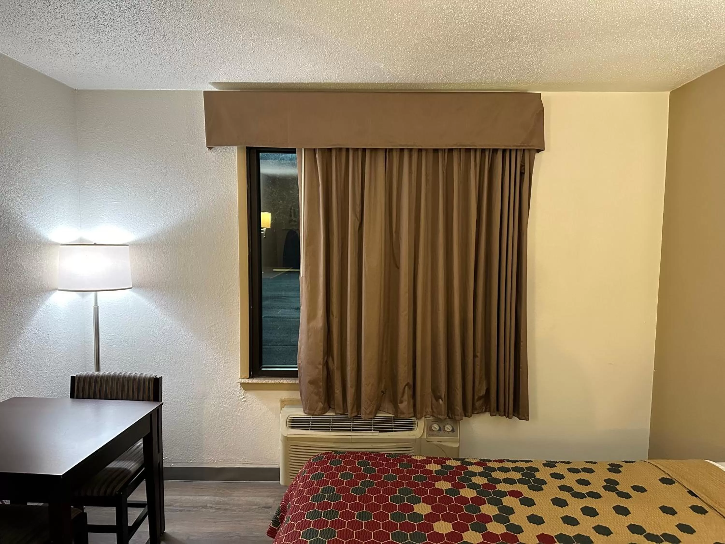 Other, Bed in Econo Lodge Scranton near Montage Mountain