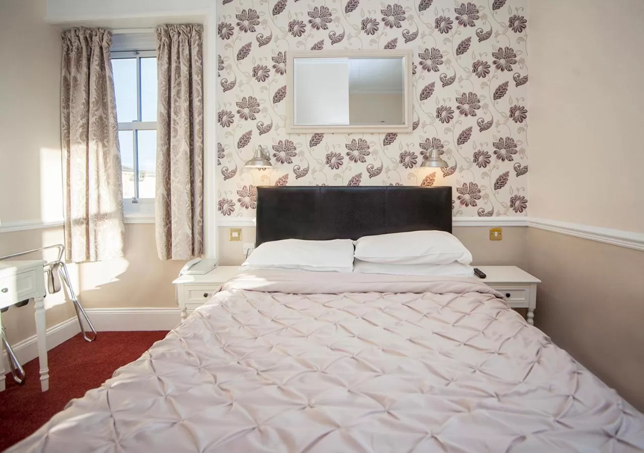 Bedroom, Bed in The Royal Hotel