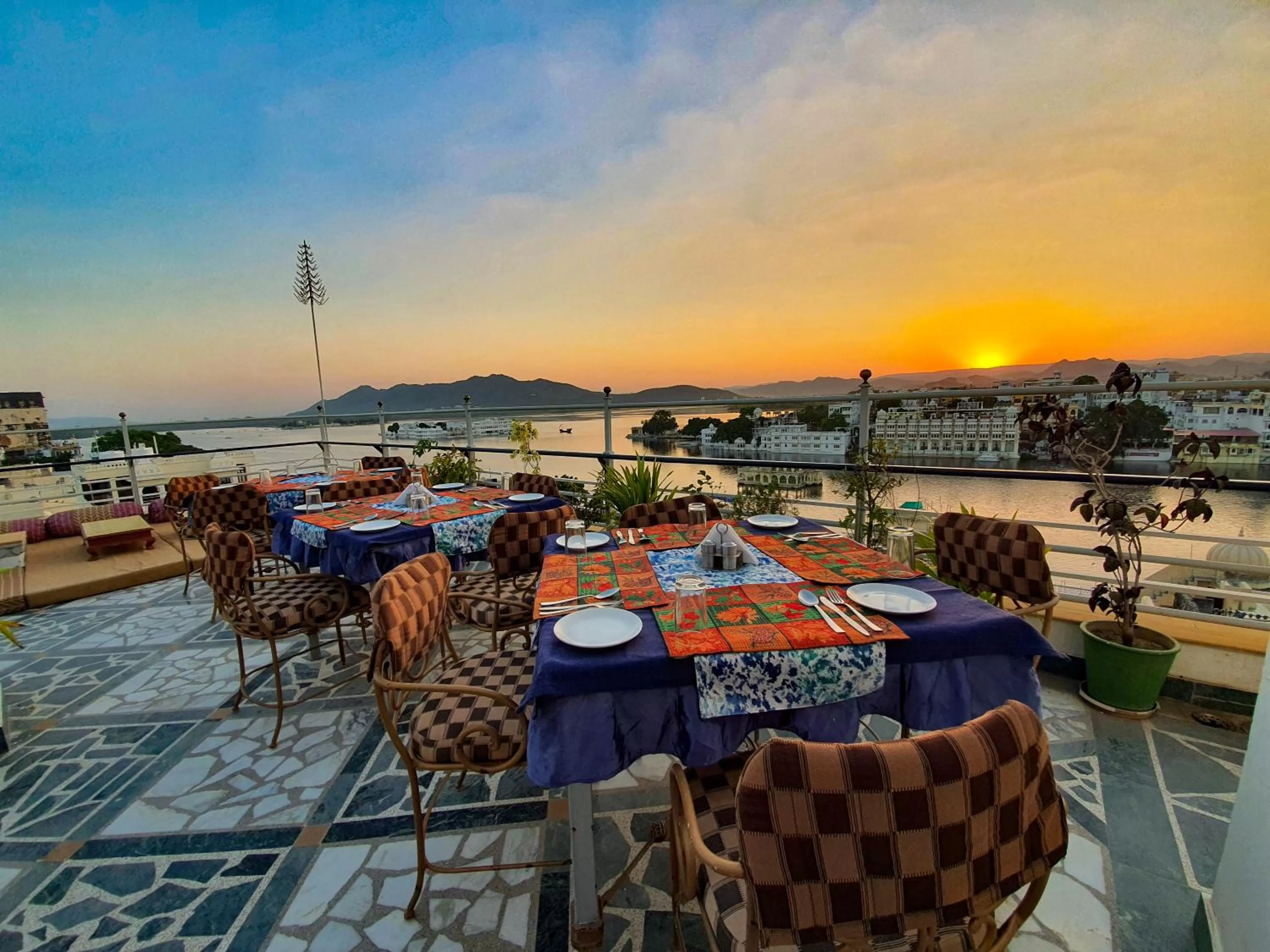 Restaurant/places to eat in Hotel Mewar Haveli - At Lake Pichola