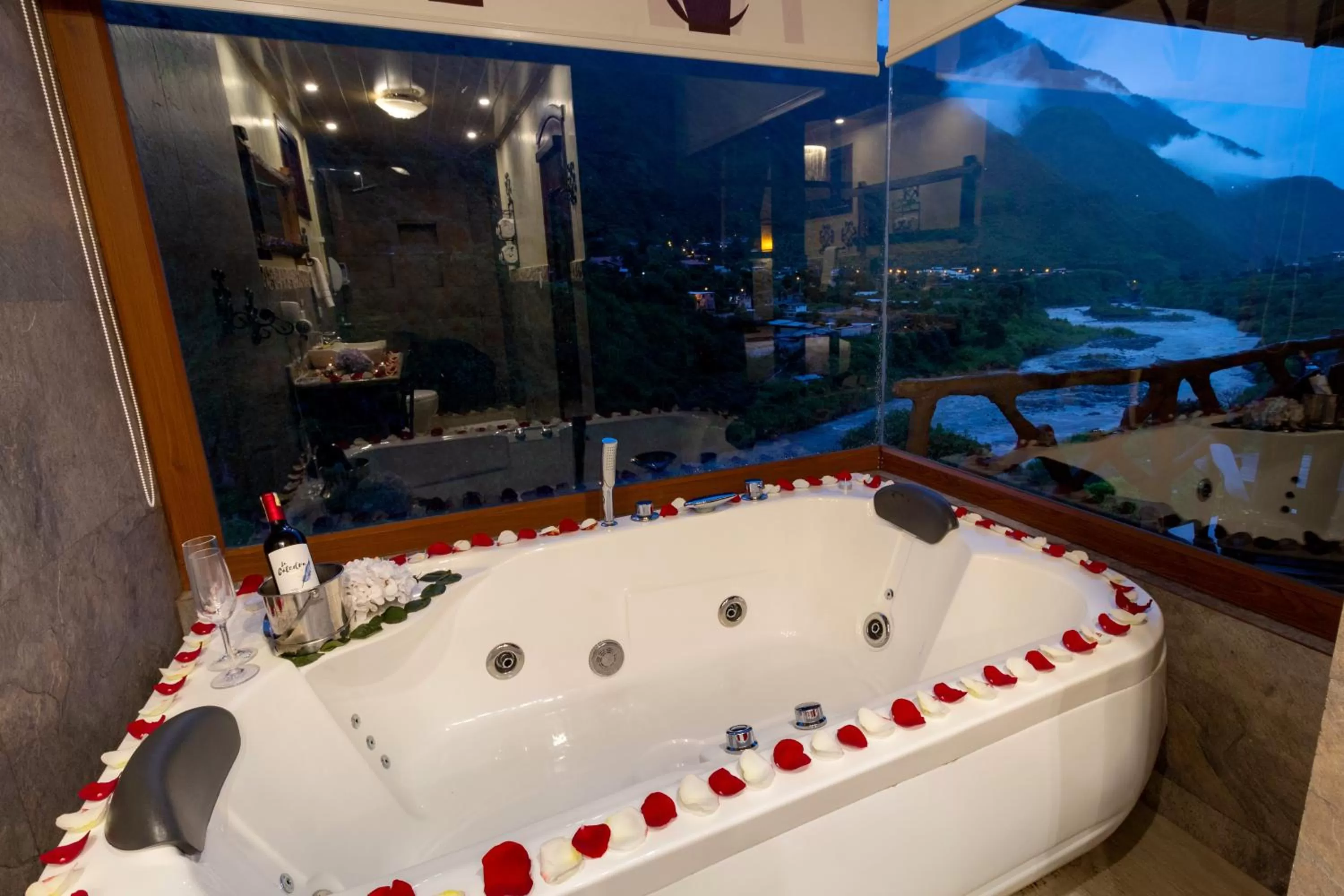 Hot Tub, Bathroom in Aldea Real Eco Friendly