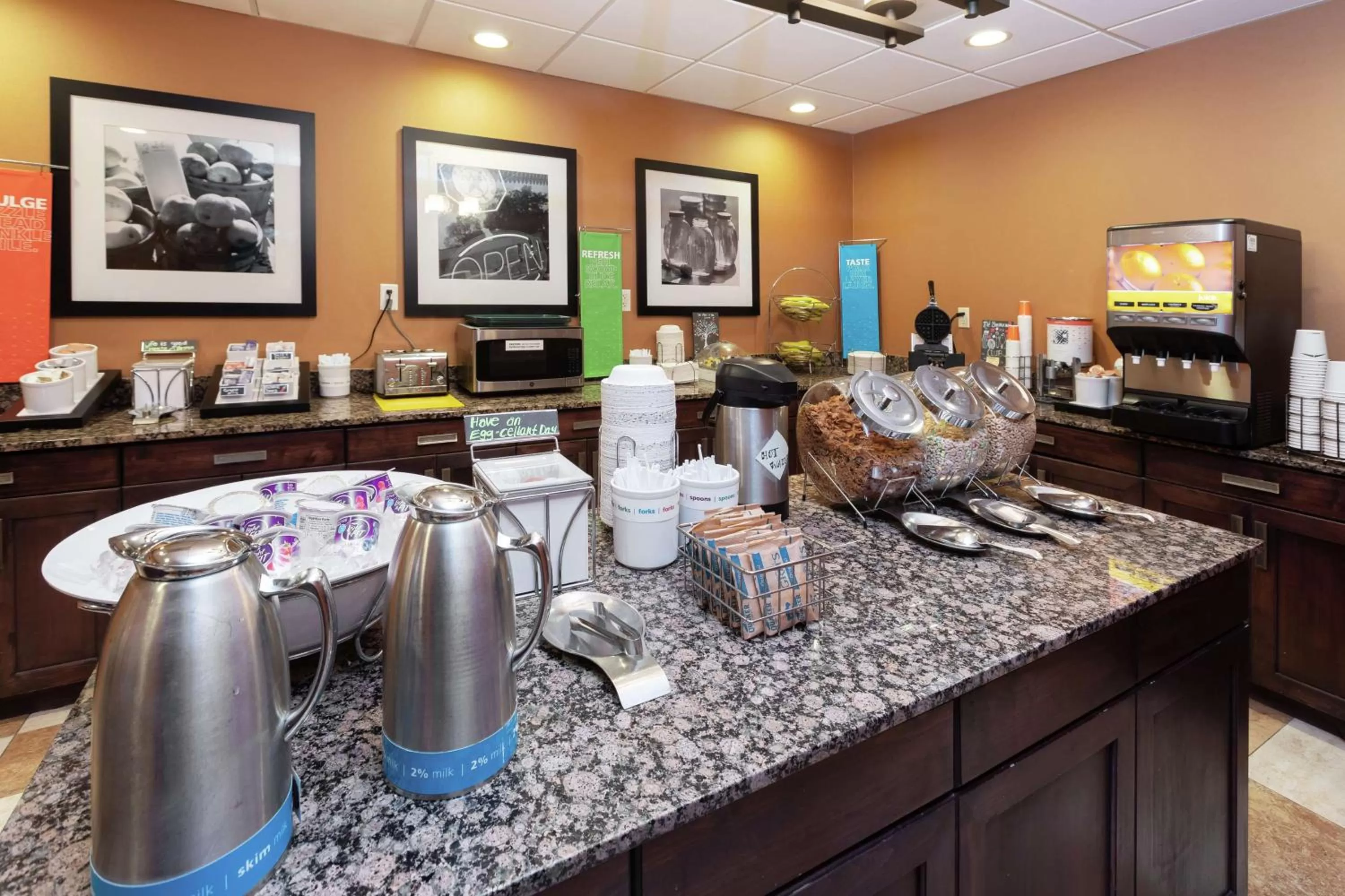 Dining area in Hampton Inn & Suites-Austin Airport