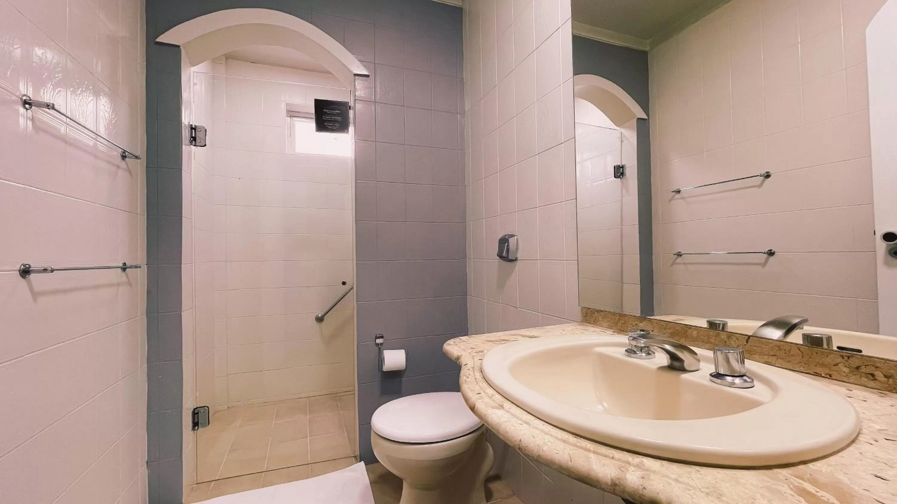 Bathroom in Verde Vale Hotel