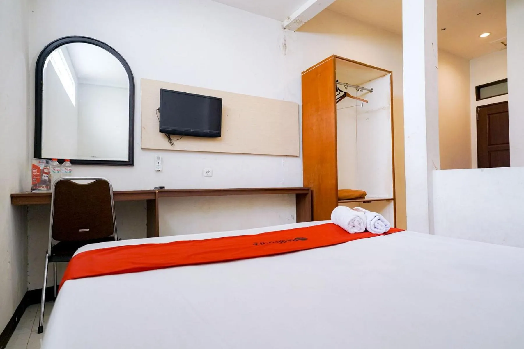 Bedroom, Bed in RedDoorz Near Braga Street