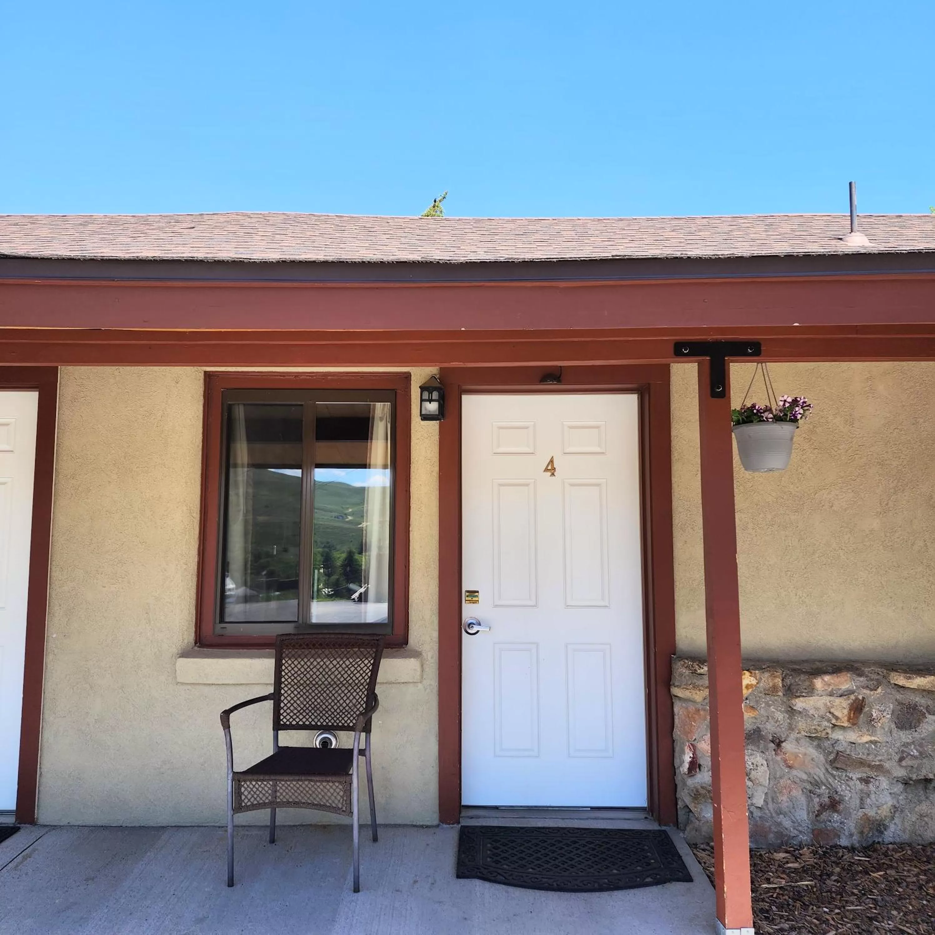 Facade/entrance in Canyon Motel near Rocky Mountain National Park