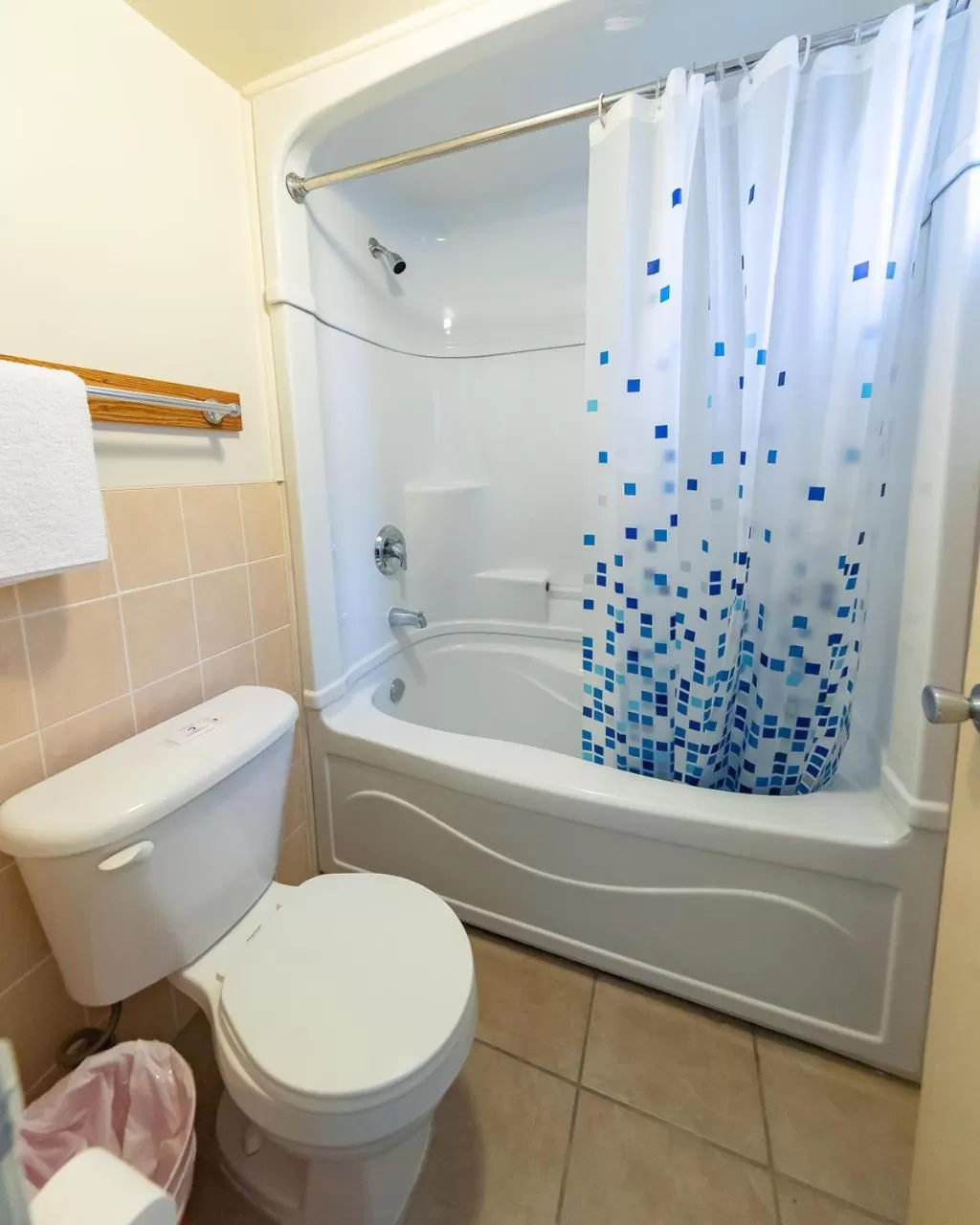 Toilet in Choice Inn by the falls