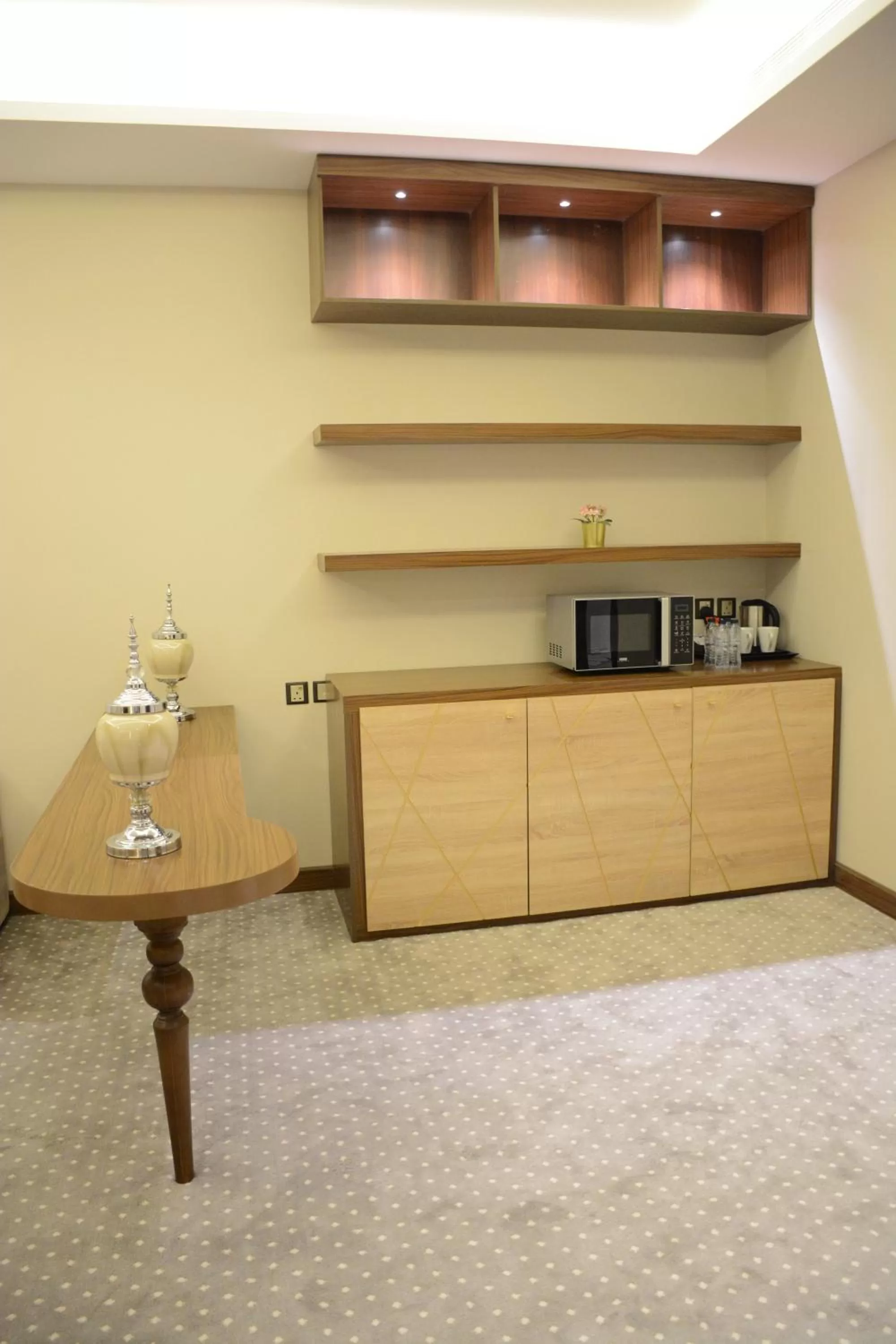 Living room, Kitchen/Kitchenette in E1 Hotel