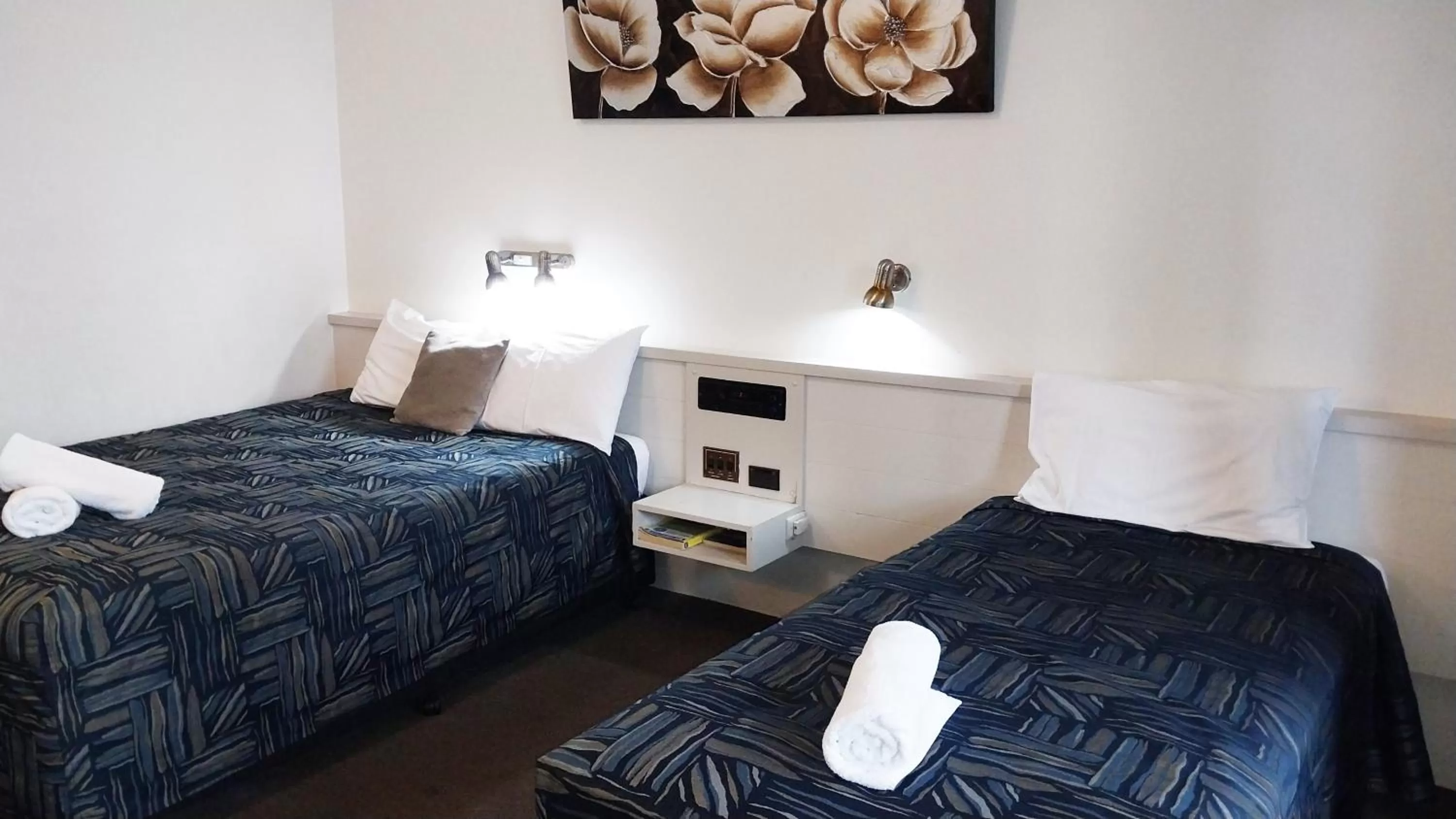 Bedroom, Bed in Miners Lodge Motor Inn