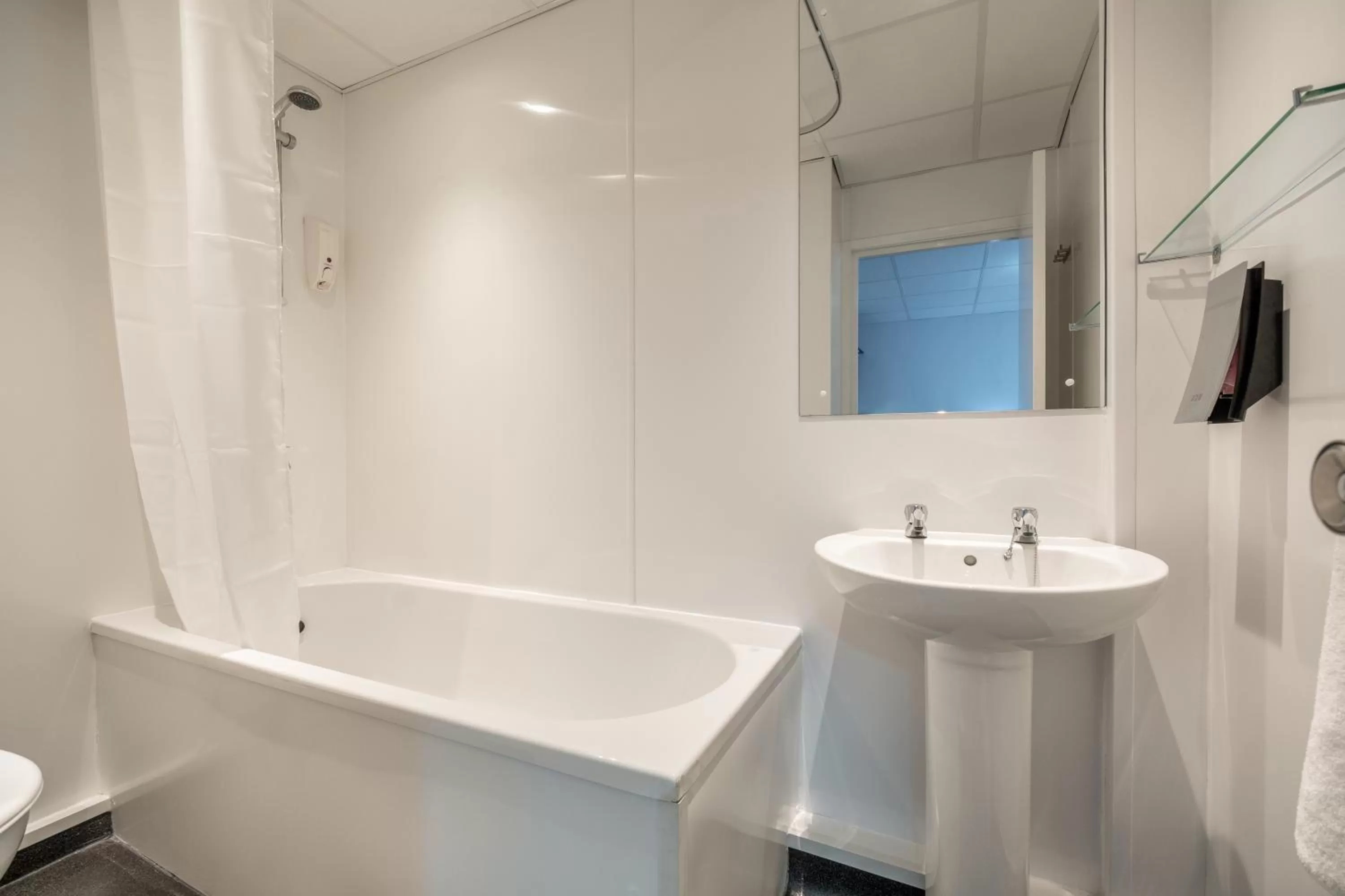Bathroom in Comfort Inn Birmingham