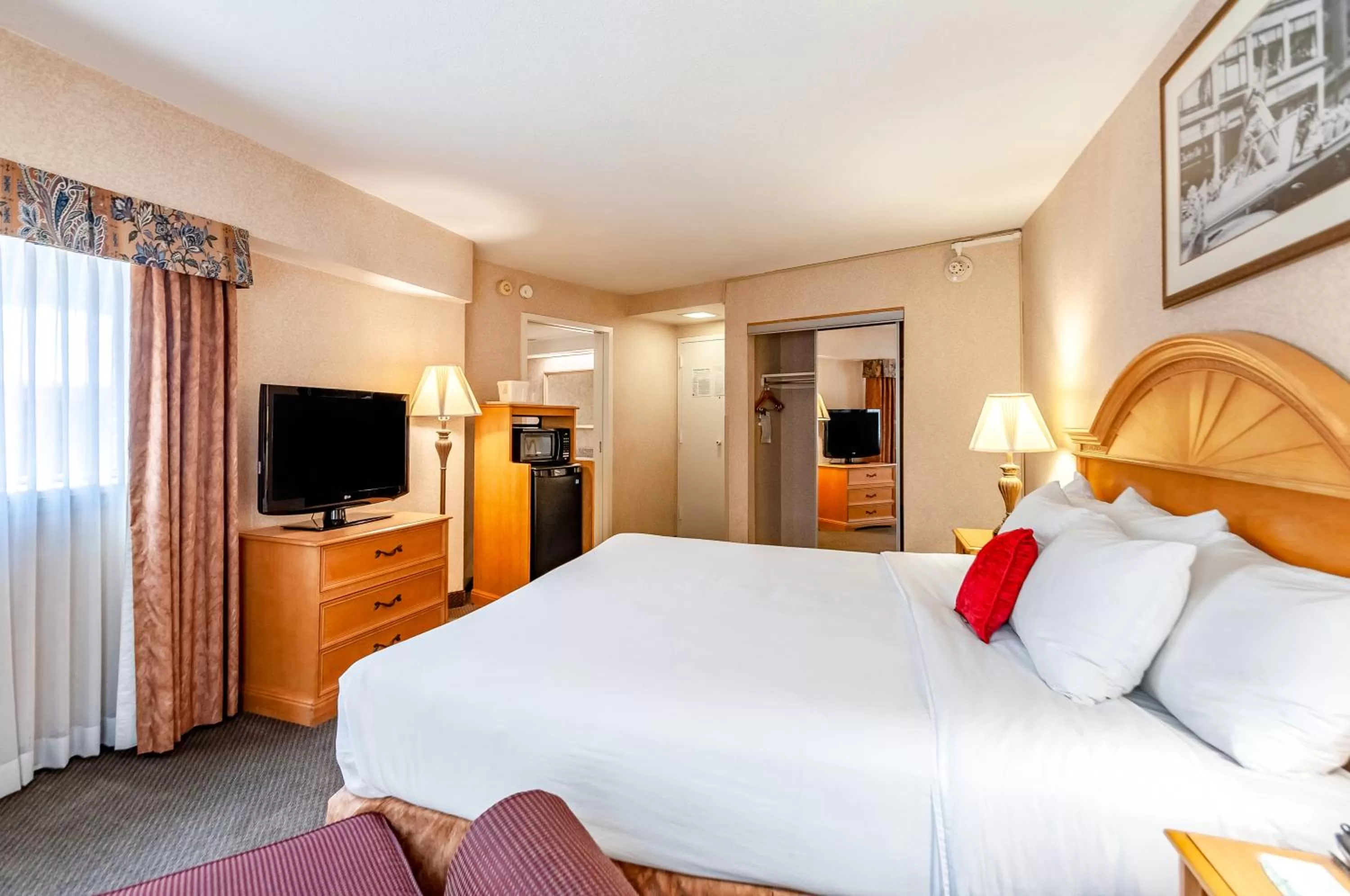 Bedroom, Bed in Red Lion Hotel Rosslyn Iwo Jima