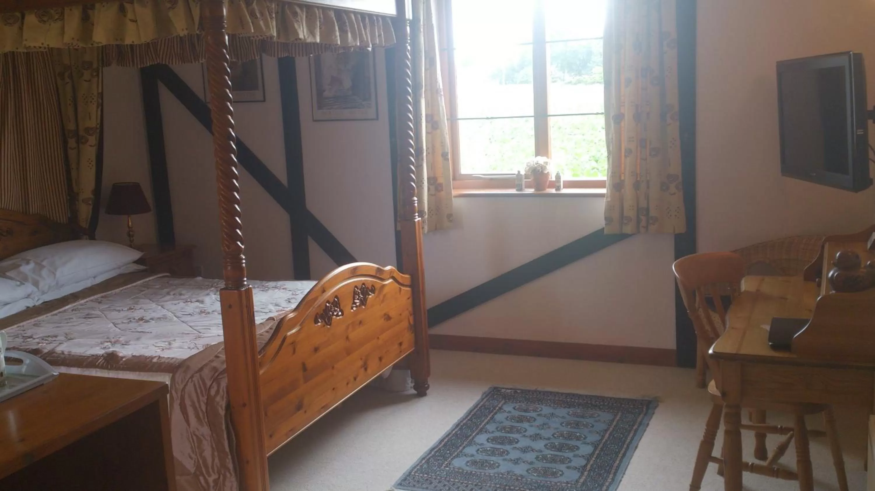 Day, Bed in Six Bells Inn