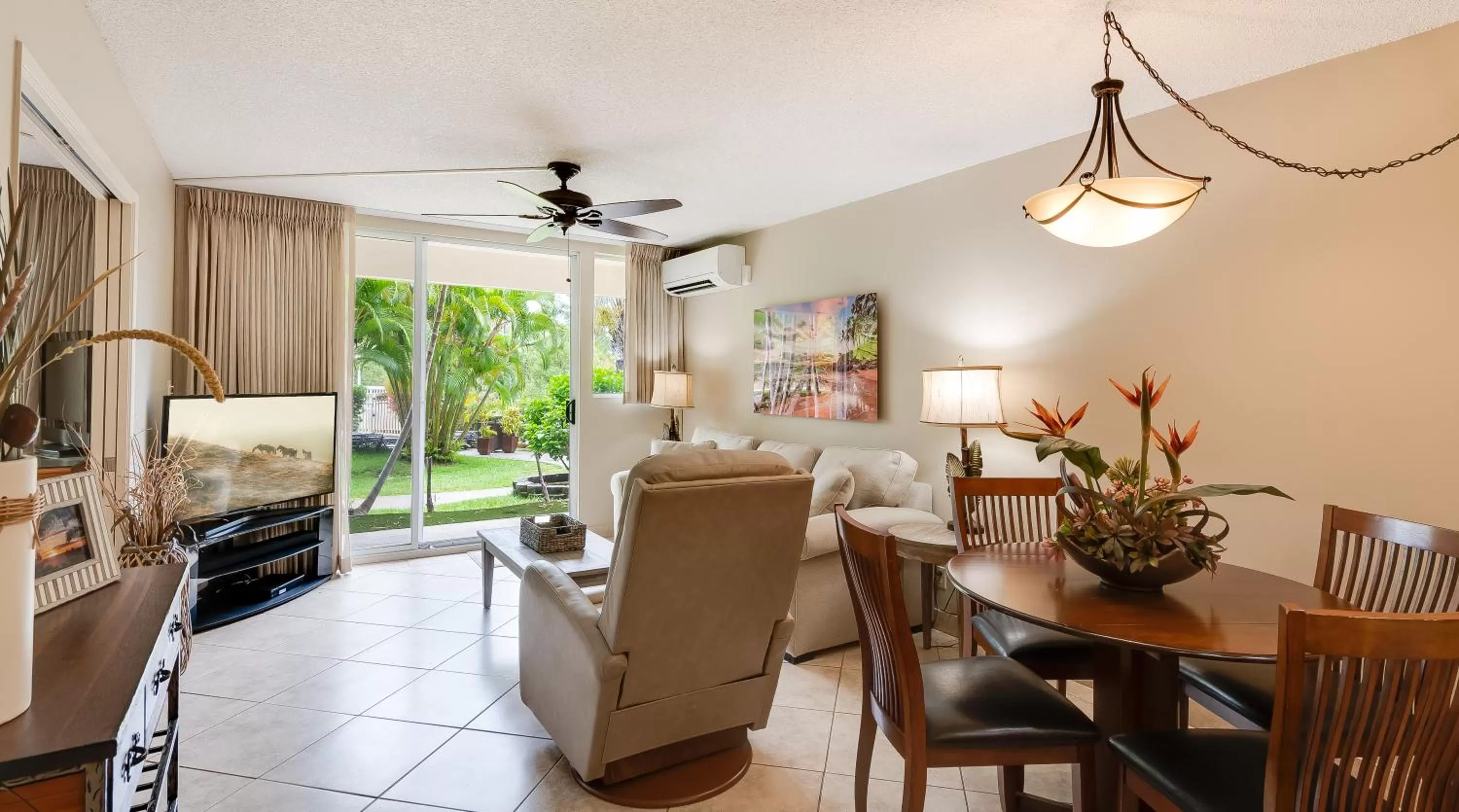 Living room in Castle At Maui Banyan
