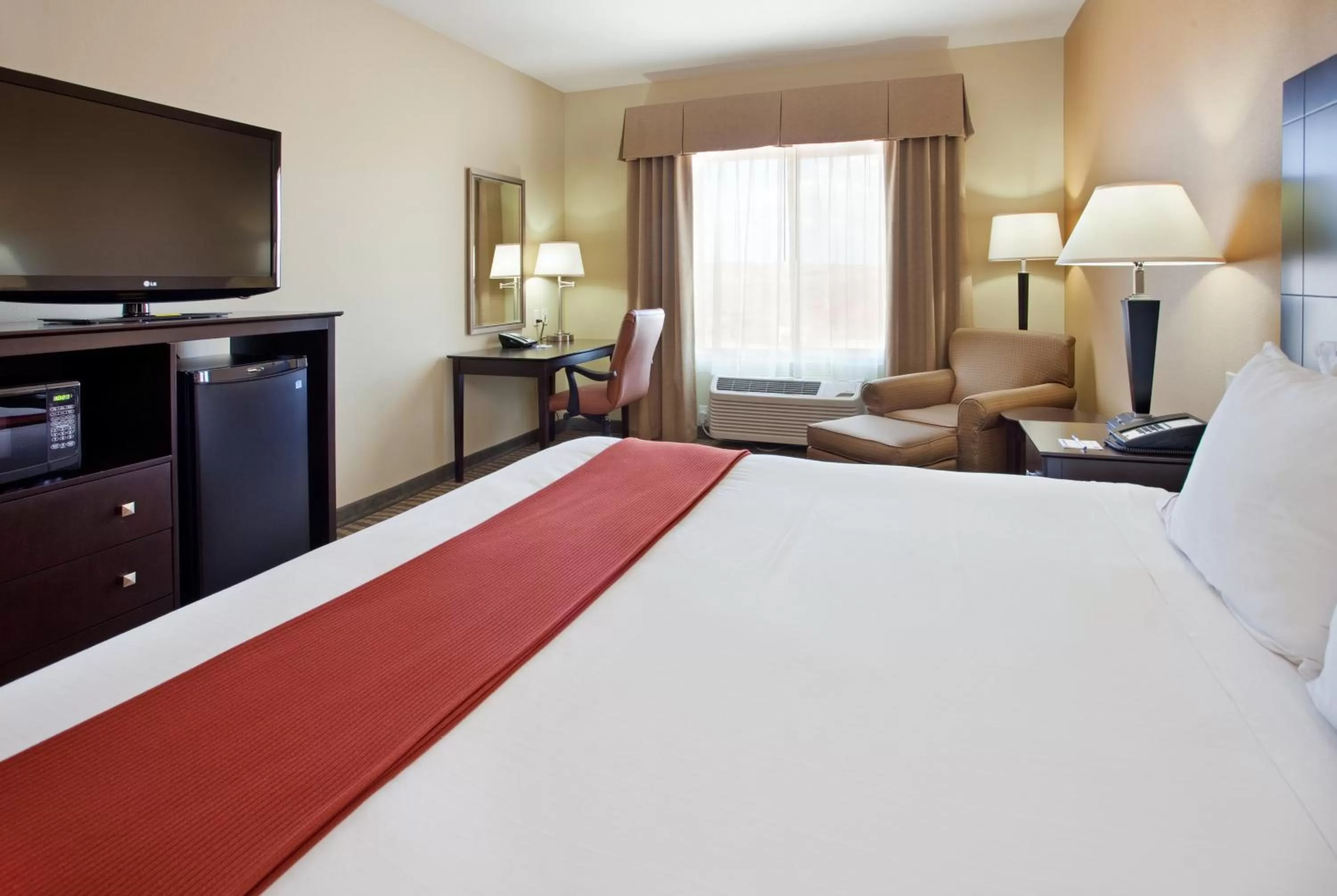 Photo of the whole room, Bed in Holiday Inn Express & Suites Gallup East by IHG
