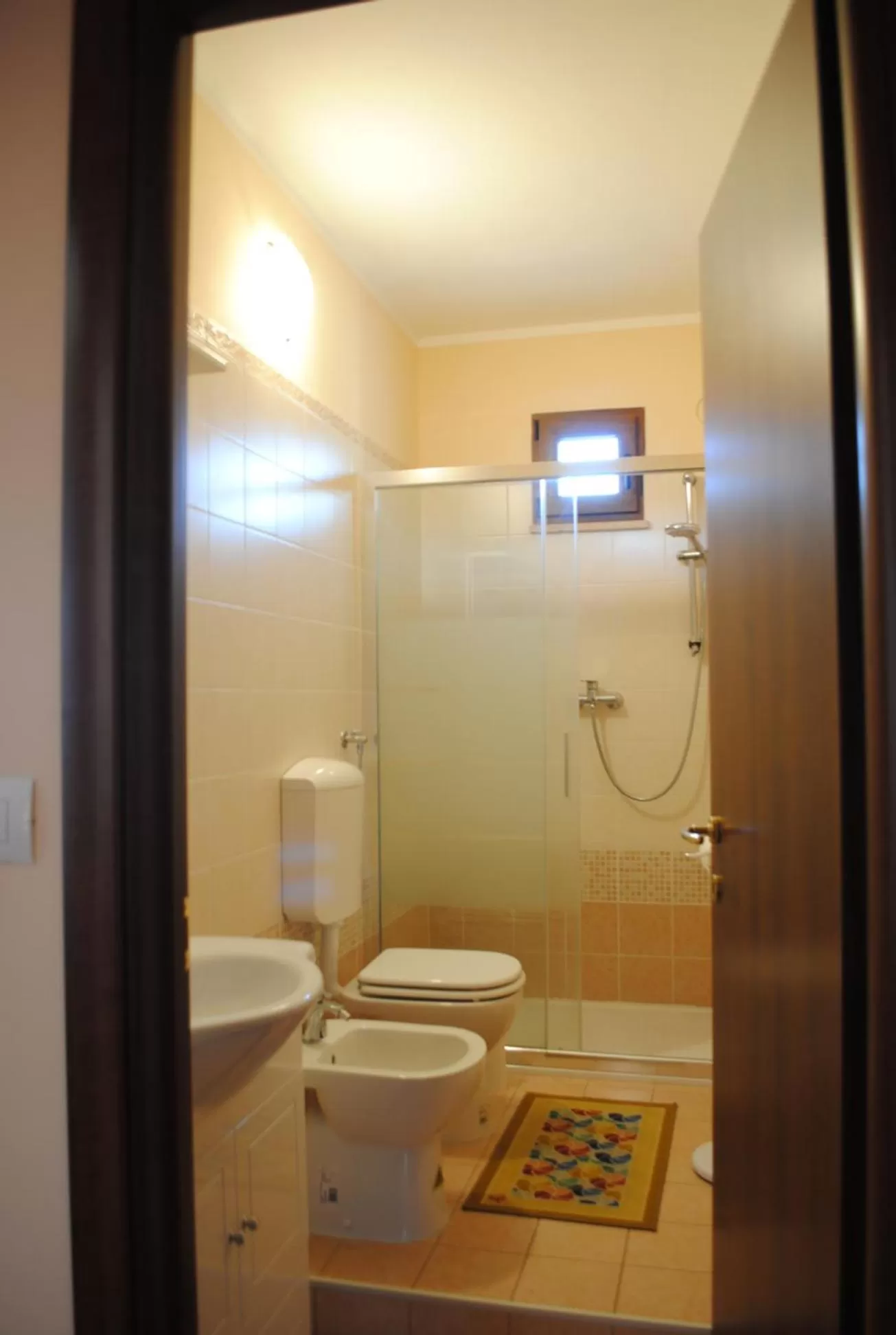 Shower in AGRITURISMO MELOGRANO D'ORO