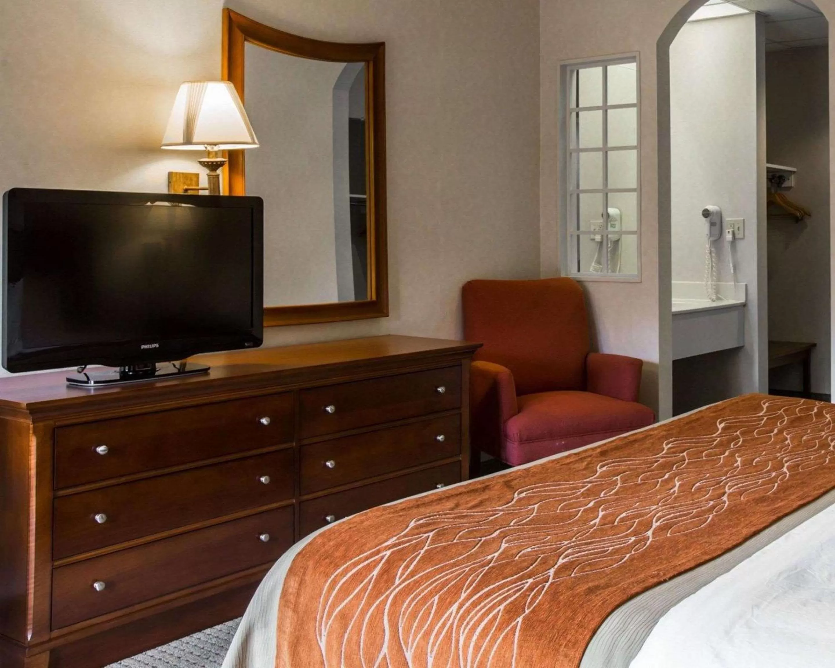 Photo of the whole room, Bed in Rodeway Inn & Suites Cherokee On the River