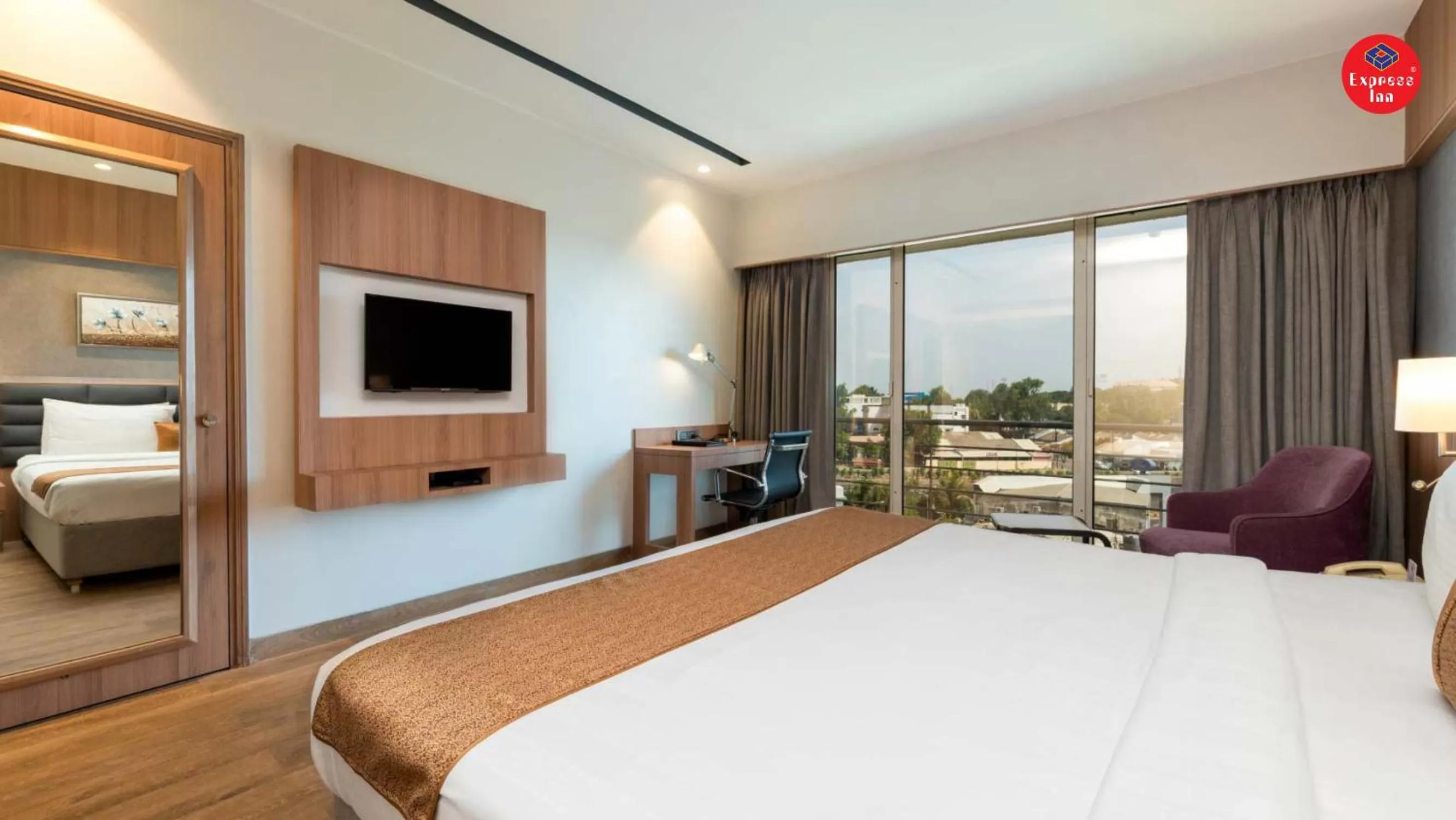 Communal lounge/ TV room, Bed in Express Inn The Business Luxury Hotel