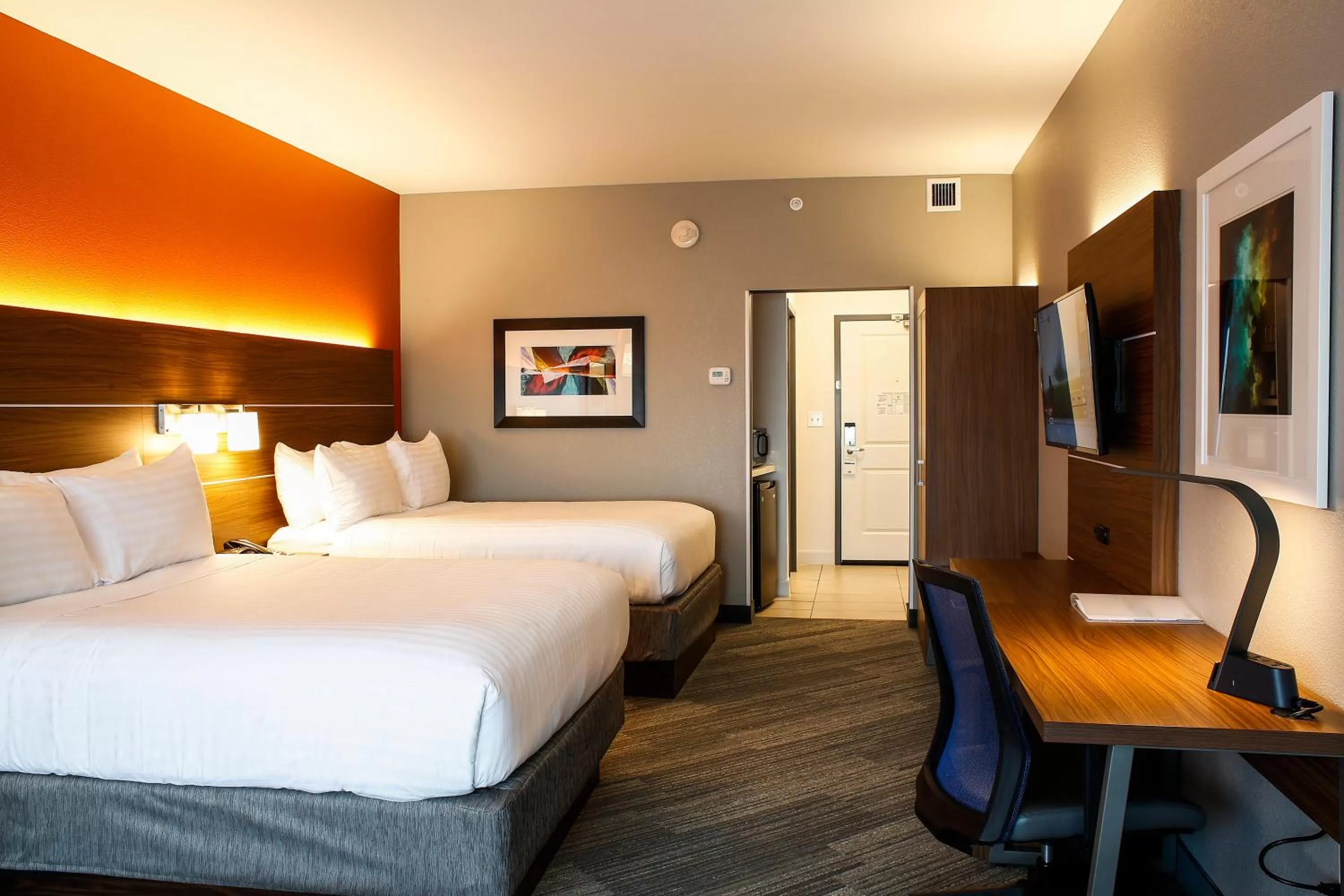 Photo of the whole room, Bed in Holiday Inn Express - Evansville by IHG