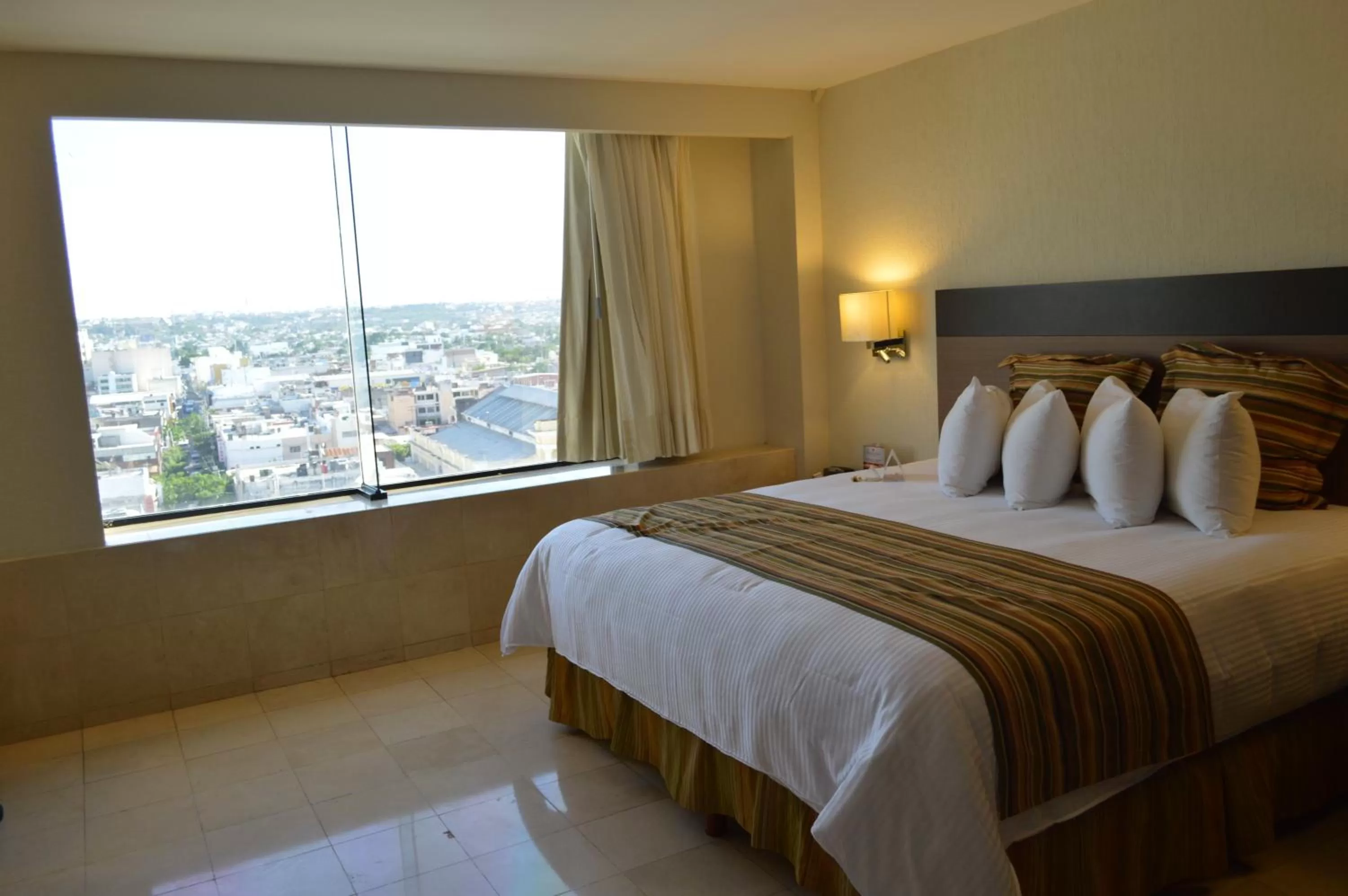 Photo of the whole room, Bed in Ramada Hola Culiacan