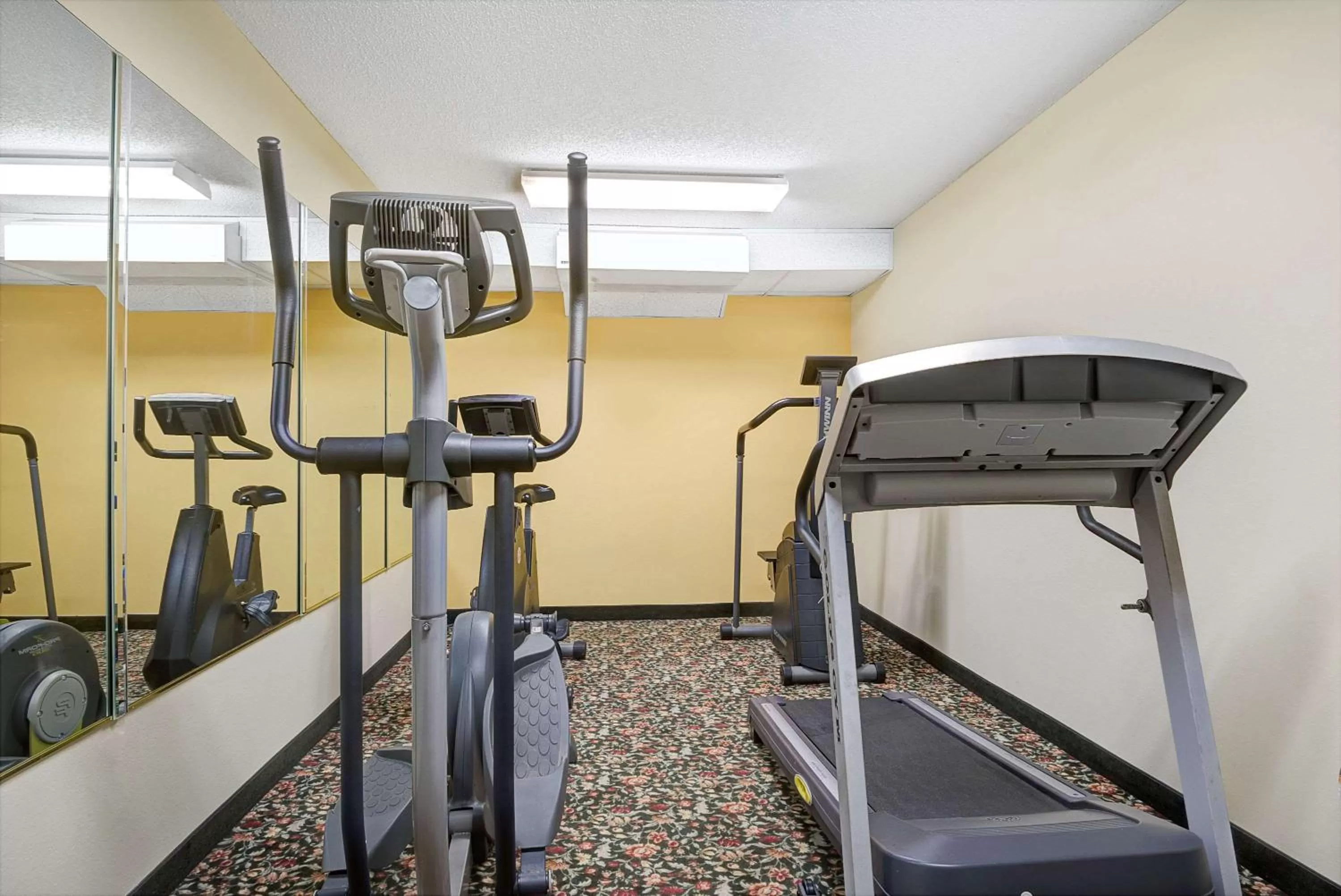 Fitness centre/facilities in Days Inn by Wyndham Burlington East